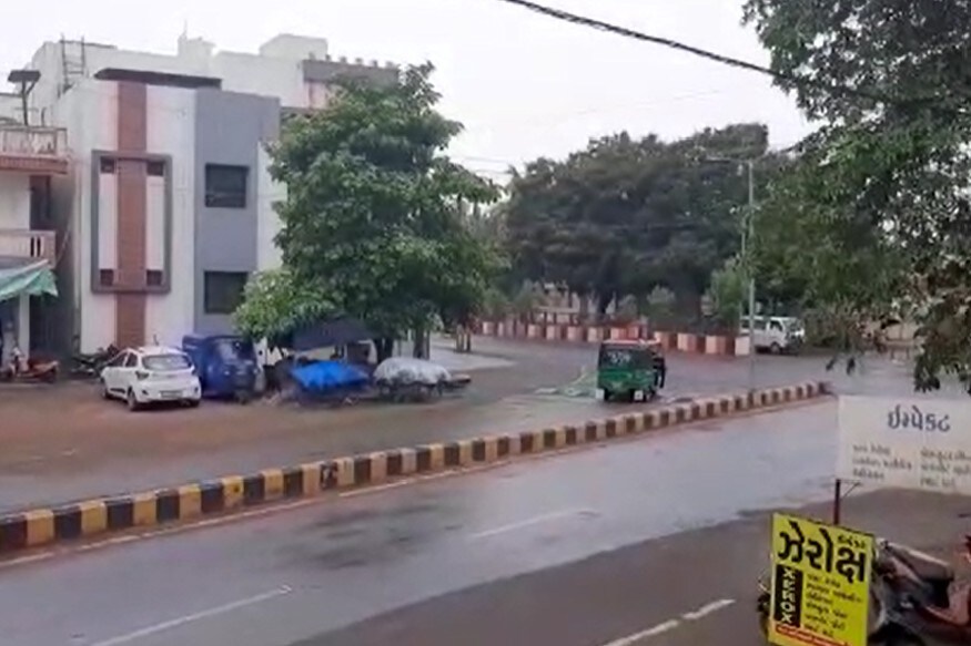 મહીસાગર જિલ્લાના વાતાવરણમાં પલટો : જિલ્લાના વાતાવરણમાં વાવાઝોડાની અસરને પગલે પલટો આવ્યો છે. ખાનપુર પંથકમાં ધોધમાર વરસાદ સાથે અન્ય વિસ્તારોમાં છૂટોછવાયો વરસાદ નોંધાયો છે. ભારે બફારા બાદ વરસાદ પડતાં વાતાવરણમાં ઠંડક પ્રસરી છે. અનેક જગ્યાએ ભારે પવન સાથે છાંટા પડ્યા છે. (તસવીર : બારડોલી) મહીસાગર જિલ્લાના વાતાવરણમાં પલટો : જિલ્લાના વાતાવરણમાં વાવાઝોડાની અસરને પગલે પલટો આવ્યો છે. ખાનપુર પંથકમાં ધોધમાર વરસાદ સાથે અન્ય વિસ્તારોમાં છૂટોછવાયો વરસાદ નોંધાયો છે. ભારે બફારા બાદ વરસાદ પડતાં વાતાવરણમાં ઠંડક પ્રસરી છે. અનેક જગ્યાએ ભારે પવન સાથે છાંટા પડ્યા છે. (તસવીર : બારડોલી)