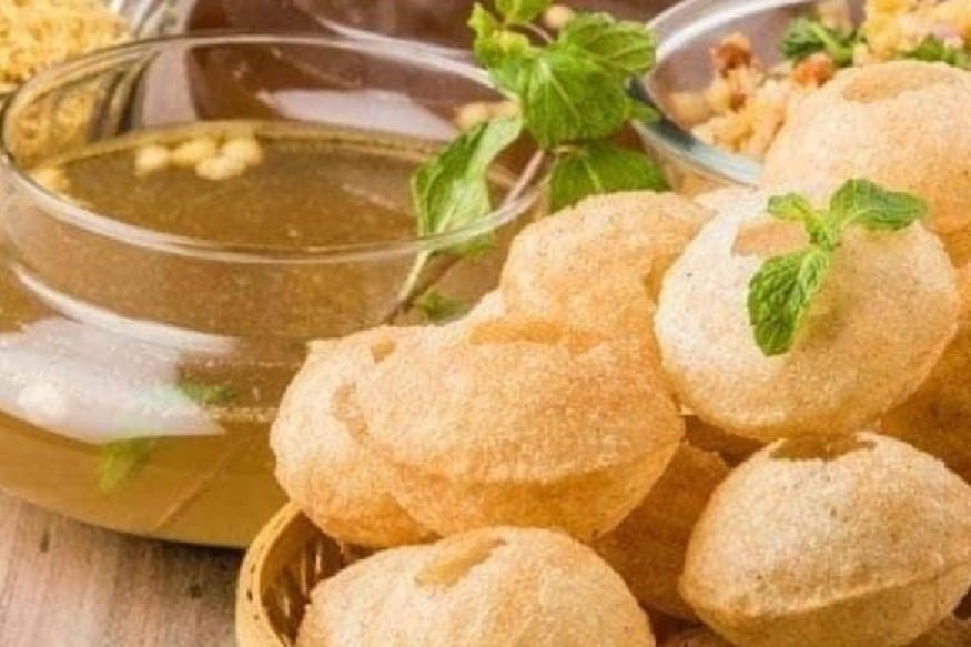 મુંબઈ : કોરોનાના કપરા કાળમાં આપણા હોય એ લોકો પણ સાથ નથી આપતા. દેશ-દુનિયા અને રાજ્યમાં અનેક બનાવો એવા સામે આવ્યા છે જેમાં પરિવારના લોકોએ જ કોરોના બાદ સ્વજનનો અપનાવવાનો કે પછી તેમના અંતિમ સંસ્કાર જેવી વિધિ કરવાનો ઇન્કાર કરી દીધો હતો. આ દરમિયાન મુંબઈમાં એક ફૂડ સ્ટોલ ધારક અને તેમના ગ્રાહકો વચ્ચે ગાઢ પ્રેમનો એક કિસ્સો સામે આવ્યો છે. મુંબઈમાં પાણીપુરીવ વેચતા એક 46 વર્ષીય ભગવતી યાદવનું કોરોનાને કારણે નિધન થયું હતું. ભગવતી યાદવ બિસલેરી પાણીપુરી વાલા તરીકે ખૂબ જ પ્રસિદ્ધ હતા. ભગવતી યાદવના નિધન બાદ તેમનો પરિવાર લાચાર બની ગયો હતો. પરંતુ કહેવત છે ને ગ્રાહક ભગવાન છે. બસ આ ભગવાનો જ તેમના પરિવારની વહારે આવ્યા અને તેમને પાંચ લાખ રૂપિયાની આર્થિક મદદ પણ કરી. મુંબઈ : કોરોનાના કપરા કાળમાં આપણા હોય એ લોકો પણ સાથ નથી આપતા. દેશ-દુનિયા અને રાજ્યમાં અનેક બનાવો એવા સામે આવ્યા છે જેમાં પરિવારના લોકોએ જ કોરોના બાદ સ્વજનનો અપનાવવાનો કે પછી તેમના અંતિમ સંસ્કાર જેવી વિધિ કરવાનો ઇન્કાર કરી દીધો હતો. આ દરમિયાન મુંબઈમાં એક ફૂડ સ્ટોલ ધારક અને તેમના ગ્રાહકો વચ્ચે ગાઢ પ્રેમનો એક કિસ્સો સામે આવ્યો છે. મુંબઈમાં પાણીપુરીવ વેચતા એક 46 વર્ષીય ભગવતી યાદવનું કોરોનાને કારણે નિધન થયું હતું. ભગવતી યાદવ બિસલેરી પાણીપુરી વાલા તરીકે ખૂબ જ પ્રસિદ્ધ હતા. ભગવતી યાદવના નિધન બાદ તેમનો પરિવાર લાચાર બની ગયો હતો. પરંતુ કહેવત છે ને ગ્રાહક ભગવાન છે. બસ આ ભગવાનો જ તેમના પરિવારની વહારે આવ્યા અને તેમને પાંચ લાખ રૂપિયાની આર્થિક મદદ પણ કરી.