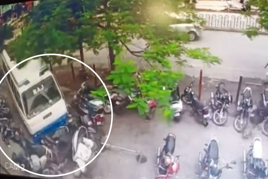 ભાવનગર : શહેરમાં હિટ એન્ડ રન (Hit and Run)નો એક બનાવ નોંધાયો છે. જેમાં એક મીની બસ (Mini Bus)ના ચાલકે સ્ટિયરિંગ પરથી કાબૂ ગુમાવી દેતા 20 જેટલા વાહનોને નુકસાન પહોંચાડ્યું છે. ભાવનગર શહેર (Bhavnagar City)ના માધવ દર્શન ચોક પાસે આ હિટ એન્ડ રનની ઘટના બની છે. ભાવનગર : શહેરમાં હિટ એન્ડ રન (Hit and Run)નો એક બનાવ નોંધાયો છે. જેમાં એક મીની બસ (Mini Bus)ના ચાલકે સ્ટિયરિંગ પરથી કાબૂ ગુમાવી દેતા 20 જેટલા વાહનોને નુકસાન પહોંચાડ્યું છે. ભાવનગર શહેર (Bhavnagar City)ના માધવ દર્શન ચોક પાસે આ હિટ એન્ડ રનની ઘટના બની છે.