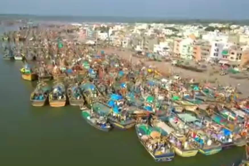 નવસારીના કાંઠાના વિસ્તારોમાં વાવાઝોડાની અસર : સંભવિત "નિસર્ગ" વાવાઝોડાને લઇ નવસારી જિલ્લાના વાતાવરણમાં પલટો આવ્યો છે. નવસારી જિલ્લાના દરિયાકાંઠા વિસ્તારોમાં "નિસર્ગ" વાવાઝોડાની અસર જોવામાં આવી રહી છે. દરિયાકાંઠા વિસ્તારોમાં વરસાદ શરૂ થયો છે. જિલ્લાના 42 ગામોને એલર્ટ કરી દેવામાં આવ્યા છે. ગણદેવી તાલુકાના ગામો અને જલાલપોર તાલુકાના ગામોને એલર્ટ કરી દેવામાં આવ્યા છે. જિલ્લામાં 1 NDRFની ટીમ, 1 SDRFની ટીમને તૈનાત કરી દેવામાં આવી છે. (તસવીર : માછીમારીની બોટો કિનારે લાંગરવામાં આવી) નવસારીના કાંઠાના વિસ્તારોમાં વાવાઝોડાની અસર : સંભવિત "નિસર્ગ" વાવાઝોડાને લઇ નવસારી જિલ્લાના વાતાવરણમાં પલટો આવ્યો છે. નવસારી જિલ્લાના દરિયાકાંઠા વિસ્તારોમાં "નિસર્ગ" વાવાઝોડાની અસર જોવામાં આવી રહી છે. દરિયાકાંઠા વિસ્તારોમાં વરસાદ શરૂ થયો છે. જિલ્લાના 42 ગામોને એલર્ટ કરી દેવામાં આવ્યા છે. ગણદેવી તાલુકાના ગામો અને જલાલપોર તાલુકાના ગામોને એલર્ટ કરી દેવામાં આવ્યા છે. જિલ્લામાં 1 NDRFની ટીમ, 1 SDRFની ટીમને તૈનાત કરી દેવામાં આવી છે. (તસવીર : માછીમારીની બોટો કિનારે લાંગરવામાં આવી)
