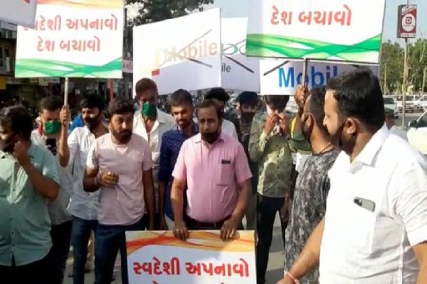 અતુલ જોશી મોરબી : મોરબીમાં બાપા સીતારામ ગ્રૂપ દ્વારા ઓપો, વિવો સહિત ચીનના નવા ફોન તોડીને ચાઈનીઝ પ્રોડક્ટનો વિરોધ કરવામાં આવ્યો હતો. યુવા અગ્રણીની ટીમ દ્વારા ચીનના રાષ્ટ્રપતિના પૂતળા અને ચીનના રાષ્ટ્રધ્વજનું દહન કરીને ઉગ્ર દેખાવો કર્યા હતા. અતુલ જોશી મોરબી : મોરબીમાં બાપા સીતારામ ગ્રૂપ દ્વારા ઓપો, વિવો સહિત ચીનના નવા ફોન તોડીને ચાઈનીઝ પ્રોડક્ટનો વિરોધ કરવામાં આવ્યો હતો. યુવા અગ્રણીની ટીમ દ્વારા ચીનના રાષ્ટ્રપતિના પૂતળા અને ચીનના રાષ્ટ્રધ્વજનું દહન કરીને ઉગ્ર દેખાવો કર્યા હતા.