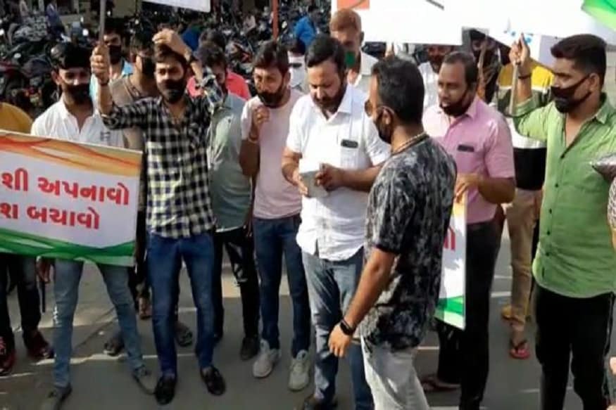 આ અંગે અજય લોરીયાએ જણાવ્યું હતું કે ચીને ભારતીય સેના ઉપર હુમલો કરી પોતાની દગાખોરી બતાવી છે. તેથી દગાખોર ચીનને પાઠ ભણાવવા માટે ભારતીય સેના સજ્જ છે. લોકો સ્વંય જાગૃત બનીને ચીનની પ્રોડક્ટને જાકારો આપવા માટે ચીનના મોબાઈલ ખરીદીને સળગાવવા આવ્યા હતા. તેમજ ચીનના રાષ્ટ્રપતિના પૂતળા અને ચીનના રાષ્ટ્રધ્વજનું દહન કરીને ચીનને ધોબી પછડાટ આપવાનો પ્રયાસ કર્યો છે. આ ઉપરાંત ચીનની જે પણ એપ્લિકેશન અને વસ્તુઓ વાપરીએ છીએ એ પણ પ્રતિબંધ કરવા લોકોને અપીલ કરી છે. ઉલ્લેખનીય છે કે અજયભાઈ લોરીયા દ્વારા ભૂતકાળમાં શહીદ થયેલા આર્મીના જવાનોના પરિવારના લોકોને આર્થિક સહાય કરી હતી. 1 કરોડથી વધુના રૂપિયાની સહાય લોકોને ઘેર-ઘેર જઈને પહોચાડી હતી. આ અંગે અજય લોરીયાએ જણાવ્યું હતું કે ચીને ભારતીય સેના ઉપર હુમલો કરી પોતાની દગાખોરી બતાવી છે. તેથી દગાખોર ચીનને પાઠ ભણાવવા માટે ભારતીય સેના સજ્જ છે. લોકો સ્વંય જાગૃત બનીને ચીનની પ્રોડક્ટને જાકારો આપવા માટે ચીનના મોબાઈલ ખરીદીને સળગાવવા આવ્યા હતા. તેમજ ચીનના રાષ્ટ્રપતિના પૂતળા અને ચીનના રાષ્ટ્રધ્વજનું દહન કરીને ચીનને ધોબી પછડાટ આપવાનો પ્રયાસ કર્યો છે. આ ઉપરાંત ચીનની જે પણ એપ્લિકેશન અને વસ્તુઓ વાપરીએ છીએ એ પણ પ્રતિબંધ કરવા લોકોને અપીલ કરી છે. ઉલ્લેખનીય છે કે અજયભાઈ લોરીયા દ્વારા ભૂતકાળમાં શહીદ થયેલા આર્મીના જવાનોના પરિવારના લોકોને આર્થિક સહાય કરી હતી. 1 કરોડથી વધુના રૂપિયાની સહાય લોકોને ઘેર-ઘેર જઈને પહોચાડી હતી.
