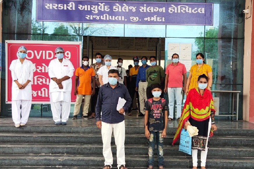 દિપક પટેલ, રાજપીપળા : રાજપીપલા મુખ્ય મથકે નવનિર્મિત આયુર્વેદિક કોલેજ (Rajpipla Ayurvedic Hospital) ખાતે કાર્યરત કોવિડ-19 હૉસ્પિટલમાં સારવાર લઇ રહેલાં નાંદોદ તાલુકાના મયાસી ગામના 37 વર્ષિય પ્રફુલભાઇ પરશોતમભાઇ પટેલ, 29 વર્ષિય તેમના ધર્મપત્ની અનસુયાબેન પટેલ અને 11 વર્ષિય પુત્ર કૃણાલ પટેલે કોરોના (Coronavirus)ને હંફાવ્યો છે. એક જ પરિવાર (Family)ના 3 સભ્યોએ કોરોનાને મ્હાત આપતા 4 જૂનના રોજ તેમને હૉસ્પિટલમાંથી રજા અપાઇ હતી. તમામ લોકો સાજા થઇને પોતાના ઘરે જઇ રહ્યા હતા ત્યારે આ દર્દીઓને મેડિકલ સ્ટાફે (Medical Staff) તાળીઓના ગડગડાટ સાથે શુભેચ્છાઓ પાઠવી હતી. દિપક પટેલ, રાજપીપળા : રાજપીપલા મુખ્ય મથકે નવનિર્મિત આયુર્વેદિક કોલેજ (Rajpipla Ayurvedic Hospital) ખાતે કાર્યરત કોવિડ-19 હૉસ્પિટલમાં સારવાર લઇ રહેલાં નાંદોદ તાલુકાના મયાસી ગામના 37 વર્ષિય પ્રફુલભાઇ પરશોતમભાઇ પટેલ, 29 વર્ષિય તેમના ધર્મપત્ની અનસુયાબેન પટેલ અને 11 વર્ષિય પુત્ર કૃણાલ પટેલે કોરોના (Coronavirus)ને હંફાવ્યો છે. એક જ પરિવાર (Family)ના 3 સભ્યોએ કોરોનાને મ્હાત આપતા 4 જૂનના રોજ તેમને હૉસ્પિટલમાંથી રજા અપાઇ હતી. તમામ લોકો સાજા થઇને પોતાના ઘરે જઇ રહ્યા હતા ત્યારે આ દર્દીઓને મેડિકલ સ્ટાફે (Medical Staff) તાળીઓના ગડગડાટ સાથે શુભેચ્છાઓ પાઠવી હતી.