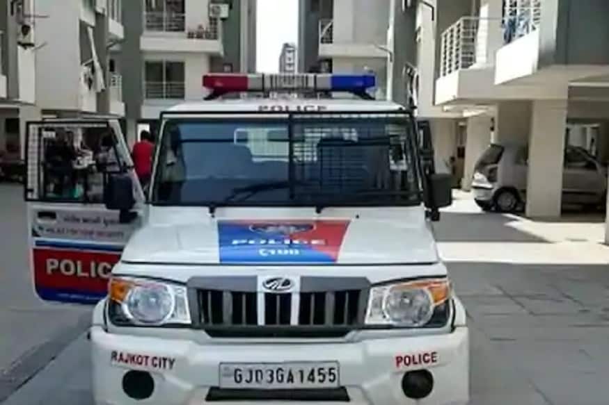 કિર્તેશ પટેલ, સુરત : સુરતમાં (surat) જાતજાતના વિચિત્ર કેસ હાલમાં સામે આવી રહ્યા છે. આજના સમયમાં લોકો સંબંધોની મર્યાદા ભૂલીને શું કરી બેસે છે, તેનું તેમને ભાન ન હોય તેવું લાગી રહ્યું છે. આવો જ એક ચકચારી કેસ ઉમરા પોલીસ મથકમાં આવ્યો છે. આ કેસની વિગત એવી છે કે સોના-ચાંદીના (Friend of jewelers) એક વેપારીની પત્નીને તેનો જ મિત્ર ફોન (Called wife of friend) કરીને પરેશાન કરતો હતો અને એવું કહ્યું હતું કે તમે પ્રેમ લગ્ન કરીને ફસાઈ ગયા છો, અમારા જેવા સાથે સંબંધ રાખો તો સારૂ રહેશે. આ મામલે મહિલાએ આરોપીની ચીમકી આપીને નંબર બ્લોક કર્યો છતાં તેણે ગોરખ ધંધા શરૂ રાખતા મહિલાએ કંટાળીને અરજી આપી છે.પ્રતિકાત્મક તસવીર કિર્તેશ પટેલ, સુરત : સુરતમાં (surat) જાતજાતના વિચિત્ર કેસ હાલમાં સામે આવી રહ્યા છે. આજના સમયમાં લોકો સંબંધોની મર્યાદા ભૂલીને શું કરી બેસે છે, તેનું તેમને ભાન ન હોય તેવું લાગી રહ્યું છે. આવો જ એક ચકચારી કેસ ઉમરા પોલીસ મથકમાં આવ્યો છે. આ કેસની વિગત એવી છે કે સોના-ચાંદીના (Friend of jewelers) એક વેપારીની પત્નીને તેનો જ મિત્ર ફોન (Called wife of friend) કરીને પરેશાન કરતો હતો અને એવું કહ્યું હતું કે તમે પ્રેમ લગ્ન કરીને ફસાઈ ગયા છો, અમારા જેવા સાથે સંબંધ રાખો તો સારૂ રહેશે. આ મામલે મહિલાએ આરોપીની ચીમકી આપીને નંબર બ્લોક કર્યો છતાં તેણે ગોરખ ધંધા શરૂ રાખતા મહિલાએ કંટાળીને અરજી આપી છે.પ્રતિકાત્મક તસવીર