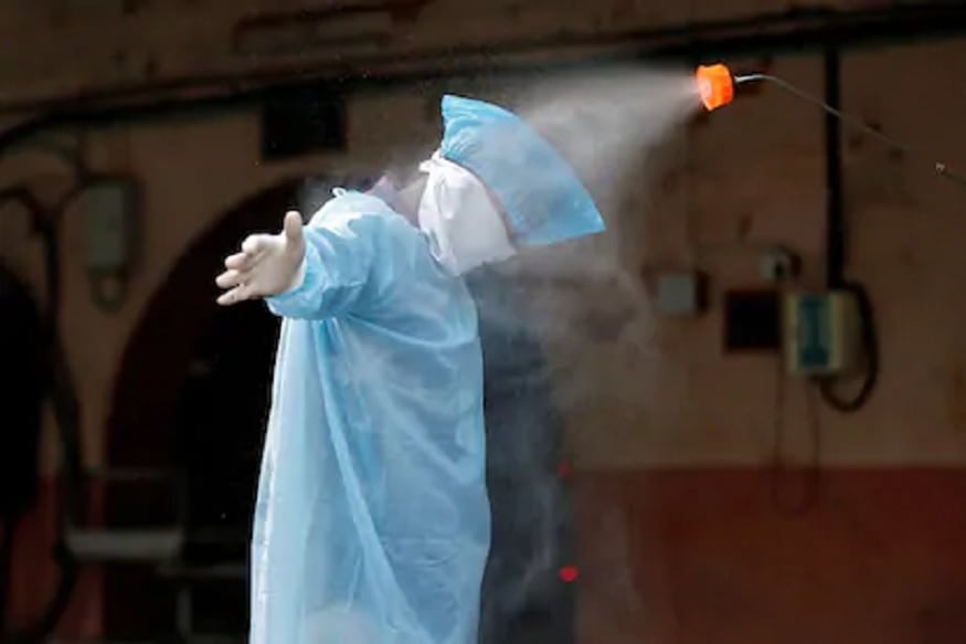 રાજકોટ : રાજકોટ શહેરમાં કોરોના વાયરસ (coronavirus)ના વધુ બે કેસ પોઝિટિવ નોંધાયા છે. શહેરની મેડિકલ કોલેજ (Medical collage)ની ડીનની ઓફિસમાં ફરજ બજાવતા બે કર્મચારીના કોરોના ટેસ્ટ (Corona Test) પોઝિટિવ નોંધાયા છે. શહેરમાં કોરોનાના 24 કલાકમાં 9 કેસ નોંધાતા સૌરાષ્ટ્રના પાટનગરમાં ફરી કોરોનાએ માથું ઉચક્યું છે. રાજકોટ કોરોનાના કેસમાં દોઢી સદીથી એક જ કેસ દૂર છે. હવે શહેરમાં કુલ 149 કેસ અત્યારસુધીમાં પોઝિટિવ નોંધાયા છે. રાજકોટ : રાજકોટ શહેરમાં કોરોના વાયરસ (coronavirus)ના વધુ બે કેસ પોઝિટિવ નોંધાયા છે. શહેરની મેડિકલ કોલેજ (Medical collage)ની ડીનની ઓફિસમાં ફરજ બજાવતા બે કર્મચારીના કોરોના ટેસ્ટ (Corona Test) પોઝિટિવ નોંધાયા છે. શહેરમાં કોરોનાના 24 કલાકમાં 9 કેસ નોંધાતા સૌરાષ્ટ્રના પાટનગરમાં ફરી કોરોનાએ માથું ઉચક્યું છે. રાજકોટ કોરોનાના કેસમાં દોઢી સદીથી એક જ કેસ દૂર છે. હવે શહેરમાં કુલ 149 કેસ અત્યારસુધીમાં પોઝિટિવ નોંધાયા છે.