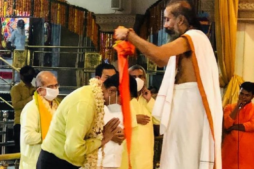 સરકાર પ્રત્યે કોઈ નારાજગી નથી : આ મામલે મીડિયાને સંબોધન કરતા જગન્નાથ મંદિરના મહંત દિલીપદાસજીએ જણાવ્યું હતું કે, "મારું એટલું જ કહેવું છે કે આ ચુકાદો વહેલો મળ્યો હોત તો સુપ્રીમમાં જઈને રથયાત્રા કાઢવાની મંજૂરી મળી શકી હોત. રાજ્ય સરકારે આ બાબતે અમને શક્ય તમામ મદદ કરી છે. મારી સરકાર કે કોઈ વ્યક્તિ સામે કોઈ પણ પ્રકારની કોઈ નારાજગી નથી. થોડી ગેરસમજણ ઊભી થઈ હતી." સરકાર પ્રત્યે કોઈ નારાજગી નથી : આ મામલે મીડિયાને સંબોધન કરતા જગન્નાથ મંદિરના મહંત દિલીપદાસજીએ જણાવ્યું હતું કે, "મારું એટલું જ કહેવું છે કે આ ચુકાદો વહેલો મળ્યો હોત તો સુપ્રીમમાં જઈને રથયાત્રા કાઢવાની મંજૂરી મળી શકી હોત. રાજ્ય સરકારે આ બાબતે અમને શક્ય તમામ મદદ કરી છે. મારી સરકાર કે કોઈ વ્યક્તિ સામે કોઈ પણ પ્રકારની કોઈ નારાજગી નથી. થોડી ગેરસમજણ ઊભી થઈ હતી."