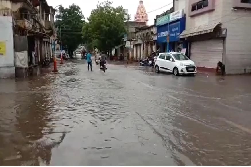 મળતી માહિતી પ્રમાણે છેલ્લા બે દિવસથી ગોંડલને ઘમરોળતા મેઘરાજાએ આજે રૌદ્ર સ્વરૂપ દાખવ્યું હોય તેમ બપોરે સાડા ત્રણ કલાકે વાવાઝોડા સાથે તોફાની વરસાદ ત્રાટકતાં વૃક્ષો ધરાશાયી થયા હતા. સ્ટેશન પ્લોટમાં ઑટોસ ચોકમાં રહેતાં શિક્ષક દિપકભાઇ ભટ્ટનાં ઘરની બહાર પાર્ક કરેલી મારુતી કાર ઉપર તોતિંગ વૃક્ષ પડતાં મારુતિ કારનો કડુસલો બોલી ગયો હતો. ત્યાં પડેલાં ટુ વિલ્હરને નુકસાન પંહોચ્યું હતું. જમનાબાઇ હવેલી ચોક,બસસ્ટેન્ડ રોડ સહીત અનેક વિસ્તારોમાં વૃક્ષો ધરાશાયી થવાં પામ્યાં હતાં. મળતી માહિતી પ્રમાણે છેલ્લા બે દિવસથી ગોંડલને ઘમરોળતા મેઘરાજાએ આજે રૌદ્ર સ્વરૂપ દાખવ્યું હોય તેમ બપોરે સાડા ત્રણ કલાકે વાવાઝોડા સાથે તોફાની વરસાદ ત્રાટકતાં વૃક્ષો ધરાશાયી થયા હતા. સ્ટેશન પ્લોટમાં ઑટોસ ચોકમાં રહેતાં શિક્ષક દિપકભાઇ ભટ્ટનાં ઘરની બહાર પાર્ક કરેલી મારુતી કાર ઉપર તોતિંગ વૃક્ષ પડતાં મારુતિ કારનો કડુસલો બોલી ગયો હતો. ત્યાં પડેલાં ટુ વિલ્હરને નુકસાન પંહોચ્યું હતું. જમનાબાઇ હવેલી ચોક,બસસ્ટેન્ડ રોડ સહીત અનેક વિસ્તારોમાં વૃક્ષો ધરાશાયી થવાં પામ્યાં હતાં.