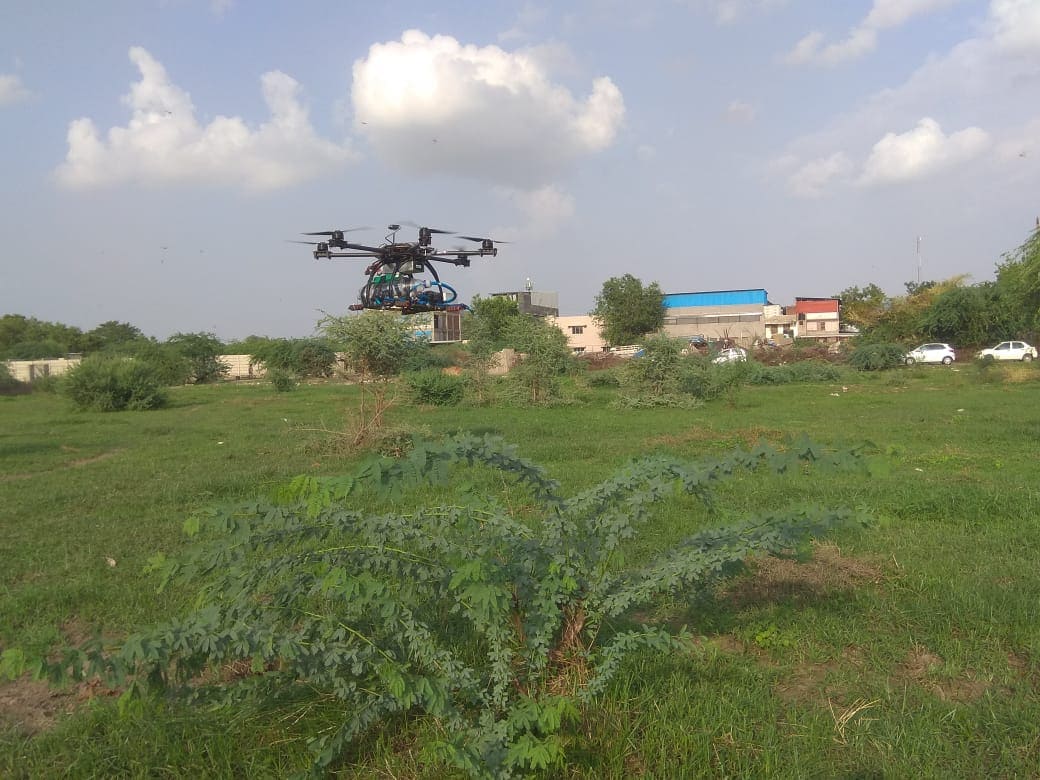 એક તરફ કોરોનાની મહામારી છે તો બીજી તરફ ગ્રામ્ય વિસ્તારોમાં ફરીવાર તીડનો આતંક જોવા મળ્યો છે. બનાસકાંઠાના સૂઈ ગામ સહિત આસપાસના ગામોમાં ફરી તીડ ત્રાટકયા છે. ત્યારે ગુજરાત ટેકનોલોજી યુનિવર્સિટીના વિદ્યાર્થીઓની ડ્રોન સ્ક્વોડની ટીમ બનાસકાંઠા જવા સજ્જ છે. જે માટે GTUના સ્ટાર્ટ અપ્સ દ્વારા તૈયાર કરાયેલા ડ્રોન સાથે સ્ક્વોડ તૈયાર છે. એક તરફ કોરોનાની મહામારી છે તો બીજી તરફ ગ્રામ્ય વિસ્તારોમાં ફરીવાર તીડનો આતંક જોવા મળ્યો છે. બનાસકાંઠાના સૂઈ ગામ સહિત આસપાસના ગામોમાં ફરી તીડ ત્રાટકયા છે. ત્યારે ગુજરાત ટેકનોલોજી યુનિવર્સિટીના વિદ્યાર્થીઓની ડ્રોન સ્ક્વોડની ટીમ બનાસકાંઠા જવા સજ્જ છે. જે માટે GTUના સ્ટાર્ટ અપ્સ દ્વારા તૈયાર કરાયેલા ડ્રોન સાથે સ્ક્વોડ તૈયાર છે.