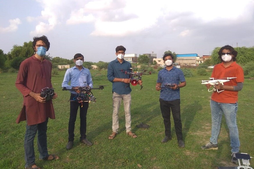 સંજય ટાંક, અમદાવાદ : રાજ્યમાં તીડનો કહેર ફરી જોવા મળી રહ્યો છે અને સુરેન્દ્રનગર બાદ હવે બનાસકાંઠાના કેટલાક ગામોમાં તીડ જોવા મળ્યા છે. ખેડૂતો ખેતરોમાં ઉભા રહી થાળી વેલણ વગાડી તીડ ભગાડતા હોય છે. પણ GTU ના વિદ્યાર્થીઓની ડ્રોન સ્ક્વોડ સ્પીકર ડ્રોનમાં થાળી વેલણનો અવાજ રેકોર્ડ કર્યો છે. જેથી હવે ખેડૂત નહિ પણ ડ્રોન થાળી વેલણ વગાડી તીડ ભગાડશે. સંજય ટાંક, અમદાવાદ : રાજ્યમાં તીડનો કહેર ફરી જોવા મળી રહ્યો છે અને સુરેન્દ્રનગર બાદ હવે બનાસકાંઠાના કેટલાક ગામોમાં તીડ જોવા મળ્યા છે. ખેડૂતો ખેતરોમાં ઉભા રહી થાળી વેલણ વગાડી તીડ ભગાડતા હોય છે. પણ GTU ના વિદ્યાર્થીઓની ડ્રોન સ્ક્વોડ સ્પીકર ડ્રોનમાં થાળી વેલણનો અવાજ રેકોર્ડ કર્યો છે. જેથી હવે ખેડૂત નહિ પણ ડ્રોન થાળી વેલણ વગાડી તીડ ભગાડશે.