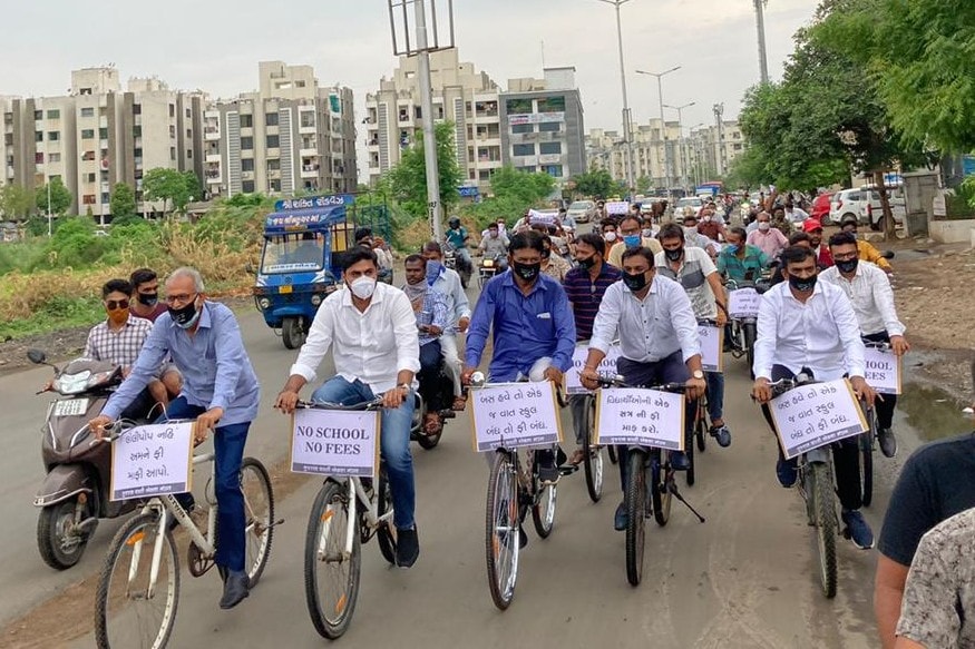 નોંધનીય છે કે રાજ્ય સરકારે ફી માટે શાળાઓને વાલીઓ પર દબાણ ન કરવા કહ્યું છે. પરંતુ આ મામલે નક્કર નિર્ણય જાહેર કર્યો નથી. આ જ કારણે કોરોના સંકટ સાથે સાથે વાલીઓએ શાળા સંચાલકો તરફથી પણ સમસ્યાનો સામનો કરવો પડી રહ્યો છે. નોંધનીય છે કે રાજ્ય સરકારે ફી માટે શાળાઓને વાલીઓ પર દબાણ ન કરવા કહ્યું છે. પરંતુ આ મામલે નક્કર નિર્ણય જાહેર કર્યો નથી. આ જ કારણે કોરોના સંકટ સાથે સાથે વાલીઓએ શાળા સંચાલકો તરફથી પણ સમસ્યાનો સામનો કરવો પડી રહ્યો છે.