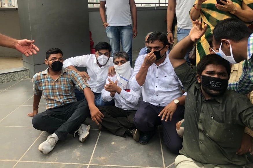 આજે નિકોલ પાસે આવેલી સ્કૂલમાં ગુજરાત વાલી એકતા મંડળના કાર્યકર્તાઓ એકઠા થયા છે. જેને પગલે સ્કૂલ પર પોલીસ બંદોબસ્ત ખડકી દેવાયો છે. વિરોધ કરી રહેલા વાલીઓની અટકાયત કરવામાં આવી છે. નિકોલ પોલીસે વાલી મંડળના અધ્યક્ષ જયેશ પટેલ, NSUIના નેતા નિખિલ સવાણી સહિત 50થી વધુ વાલીઓની અટકાયત કરી છે. આજે નિકોલ પાસે આવેલી સ્કૂલમાં ગુજરાત વાલી એકતા મંડળના કાર્યકર્તાઓ એકઠા થયા છે. જેને પગલે સ્કૂલ પર પોલીસ બંદોબસ્ત ખડકી દેવાયો છે. વિરોધ કરી રહેલા વાલીઓની અટકાયત કરવામાં આવી છે. નિકોલ પોલીસે વાલી મંડળના અધ્યક્ષ જયેશ પટેલ, NSUIના નેતા નિખિલ સવાણી સહિત 50થી વધુ વાલીઓની અટકાયત કરી છે.