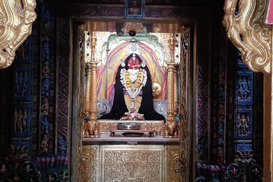 આજે સવારની આરતીમાં ભક્તો માતાના દર્શનમાં ઉમટી પડ્યાં હતાં અને તમામ લોકોએ સોશિયલ ડિસ્ટન્સિંગના પાલન સાથે મંદિરમાં માતાના દર્શન કરીને ધન્યતા અનુભવી હતી. આજે સવારની આરતીમાં ભક્તો માતાના દર્શનમાં ઉમટી પડ્યાં હતાં અને તમામ લોકોએ સોશિયલ ડિસ્ટન્સિંગના પાલન સાથે મંદિરમાં માતાના દર્શન કરીને ધન્યતા અનુભવી હતી.