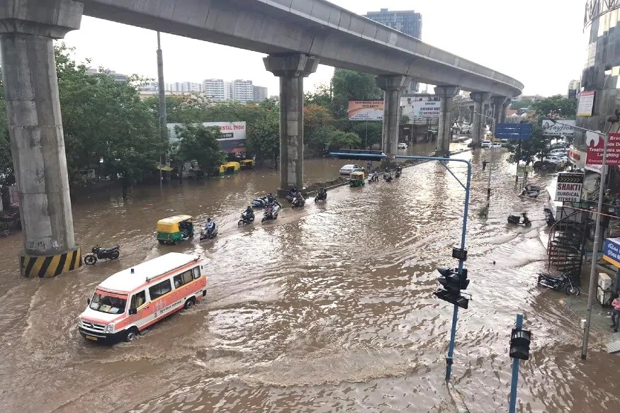 અમદાવાદ-ગાંધીનગર-રાજકોટ-ભાવનગરમાં ભારેથી અતિભારે વરસાદ પડી શકે છે - હવામાન વૈજ્ઞાાનિકોના જણાવ્યા અનુસાર હવામાનમાં ઉલટ અંદાજ પહેલી વખત જોવા મળી રહ્યો છે. જ્યાકે નૈનીતાલમાં વરસાદ એટલો પડી રહ્યો છે કે નવ વર્ષનો રેકોર્ડ તોડી નાખ્યો છે. એક જુને જ જિલ્લામાં ૬૬.૮ મિમી વરસાદ પડયો હતો. અમદાવાદ-ગાંધીનગર-રાજકોટ-ભાવનગરમાં ભારેથી અતિભારે વરસાદ પડી શકે છે. ગુજરાતમાં હજુ ચોમાસું સત્તાવાર રીતે બેઠું નથી પણ વરસાદી માહોલનું પ્રભુત્વ જામી ગયું છે. હવામાન વિભાગની આગાહી પ્રમાણે ઉત્તર ગુજરાત-સૌરાષ્ટ્રમાં આગામી ૩ દિવસ દરમિયાન ભારેથી અતિભારે વરસાદ પડી શકે છે. અમદાવાદ-ગાંધીનગર-રાજકોટ-ભાવનગરમાં ભારેથી અતિભારે વરસાદ પડી શકે છે - હવામાન વૈજ્ઞાાનિકોના જણાવ્યા અનુસાર હવામાનમાં ઉલટ અંદાજ પહેલી વખત જોવા મળી રહ્યો છે. જ્યાકે નૈનીતાલમાં વરસાદ એટલો પડી રહ્યો છે કે નવ વર્ષનો રેકોર્ડ તોડી નાખ્યો છે. એક જુને જ જિલ્લામાં ૬૬.૮ મિમી વરસાદ પડયો હતો. અમદાવાદ-ગાંધીનગર-રાજકોટ-ભાવનગરમાં ભારેથી અતિભારે વરસાદ પડી શકે છે. ગુજરાતમાં હજુ ચોમાસું સત્તાવાર રીતે બેઠું નથી પણ વરસાદી માહોલનું પ્રભુત્વ જામી ગયું છે. હવામાન વિભાગની આગાહી પ્રમાણે ઉત્તર ગુજરાત-સૌરાષ્ટ્રમાં આગામી ૩ દિવસ દરમિયાન ભારેથી અતિભારે વરસાદ પડી શકે છે.