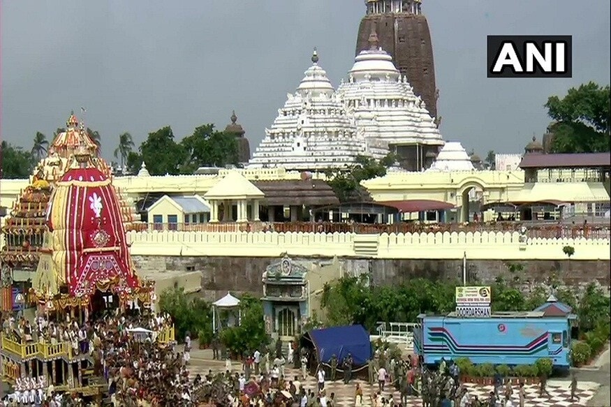 Jagannath Puri Rath Yatra 2020 : સુપ્રીમ કોર્ટ દ્વારા પૂરીમાં ભગવાન જગન્નાથની પાવન રથયાત્રા નીકાળવાના આદેશ પછી આજે હર્ષો ઉલ્લાસ સાથે પુરમાં ભગવાન જગન્નાથની નીકળી હતી. જો કે કોરોના કાળમાં નીકળેલી આ રથયાત્રા અનેક રીતે અલગ હતી. કોરોના સમયમાં ઓછામાં ઓછા લોકોની ભીડ સાથે આ યાત્રા નીકાળવાની અનુમતિ સુપ્રીમ કોર્ટે આપી હતી. જે મુજબ દર વર્ષે જે 1,500 લોકો આ ત્રણેય રથને નગરયાત્રા માટે ખેંચતા હતા તેના બદલે આ વખતે ખાલી 500 લોકો દ્વારા જ આ રથ ખેંચવામાં આવશે. આજે બપોરે 12 વાગે આ રથયાત્રાને નીકાળવામાં આવી હતી. Jagannath Puri Rath Yatra 2020 : સુપ્રીમ કોર્ટ દ્વારા પૂરીમાં ભગવાન જગન્નાથની પાવન રથયાત્રા નીકાળવાના આદેશ પછી આજે હર્ષો ઉલ્લાસ સાથે પુરમાં ભગવાન જગન્નાથની નીકળી હતી. જો કે કોરોના કાળમાં નીકળેલી આ રથયાત્રા અનેક રીતે અલગ હતી. કોરોના સમયમાં ઓછામાં ઓછા લોકોની ભીડ સાથે આ યાત્રા નીકાળવાની અનુમતિ સુપ્રીમ કોર્ટે આપી હતી. જે મુજબ દર વર્ષે જે 1,500 લોકો આ ત્રણેય રથને નગરયાત્રા માટે ખેંચતા હતા તેના બદલે આ વખતે ખાલી 500 લોકો દ્વારા જ આ રથ ખેંચવામાં આવશે. આજે બપોરે 12 વાગે આ રથયાત્રાને નીકાળવામાં આવી હતી.