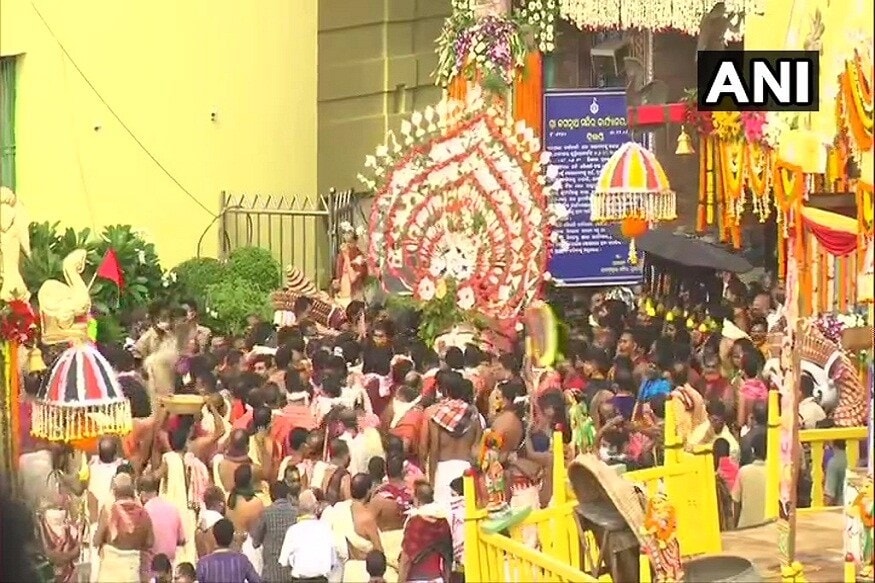 ઉલ્લેખનીય છે કે કોરોના સમયમાં ભક્તોને આ રથયાત્રામાં સામેલ થવા પર રોક લગાવવામાં આવી છે. મંગળવારે નીકળેલી આ રથયાત્રા પૂરી કરીને ભગવાન જગન્નાથ, તેમનો ભાઇ બાલભદ્ર અને બહેન સુભદ્રાની સાથે મોસીના ઘર મુખ્ય મંદિર જે અહીંથી થોડું જ દૂર છે ત્યાં જશે. અને સાત દિવસ અહીં રહ્યા પછી આઠમાં દિવસે ફરી મુખ્ય મંદિર પરત ફરશે. ઉલ્લેખનીય છે કે કોરોના સમયમાં ભક્તોને આ રથયાત્રામાં સામેલ થવા પર રોક લગાવવામાં આવી છે. મંગળવારે નીકળેલી આ રથયાત્રા પૂરી કરીને ભગવાન જગન્નાથ, તેમનો ભાઇ બાલભદ્ર અને બહેન સુભદ્રાની સાથે મોસીના ઘર મુખ્ય મંદિર જે અહીંથી થોડું જ દૂર છે ત્યાં જશે. અને સાત દિવસ અહીં રહ્યા પછી આઠમાં દિવસે ફરી મુખ્ય મંદિર પરત ફરશે.