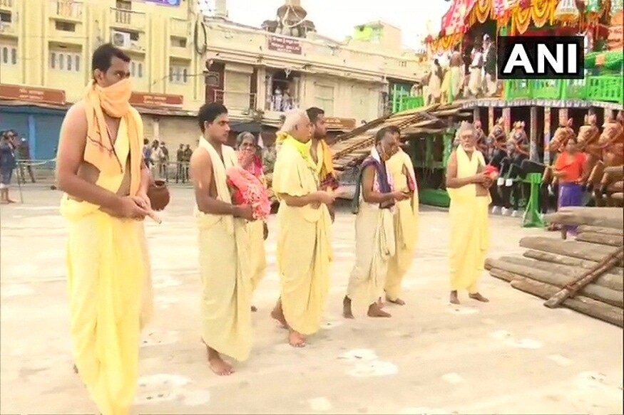પુરીના જગન્નાથ મંદિરને પણ રથયાત્રા શરૂ કરતા પહેલા સેનેટાઇજ કરવામાં આવ્યો હતો. કોર્ટના આદેશ મુજબ તેમાં 500થી વધુ લોકો સામેલ નહીં થાય.વડાપ્રધાન નરેન્દ્ર મોદી અને રાષ્ટ્રપતિ રામનાથ કોવિંદે પણ ટ્વિટ કરીને લોકોને રથયાત્રાની શુભકામનો આપી છે. પીએમએ કહ્યું કે આ આયોજનથી દેશવાસીઓના જીવનમાં ખુશી, સમુદ્ધિ અને સૌભાગ્ય લઇને આવે તેવી પ્રભુને પ્રાર્થના. પુરીના જગન્નાથ મંદિરને પણ રથયાત્રા શરૂ કરતા પહેલા સેનેટાઇજ કરવામાં આવ્યો હતો. કોર્ટના આદેશ મુજબ તેમાં 500થી વધુ લોકો સામેલ નહીં થાય.વડાપ્રધાન નરેન્દ્ર મોદી અને રાષ્ટ્રપતિ રામનાથ કોવિંદે પણ ટ્વિટ કરીને લોકોને રથયાત્રાની શુભકામનો આપી છે. પીએમએ કહ્યું કે આ આયોજનથી દેશવાસીઓના જીવનમાં ખુશી, સમુદ્ધિ અને સૌભાગ્ય લઇને આવે તેવી પ્રભુને પ્રાર્થના.
