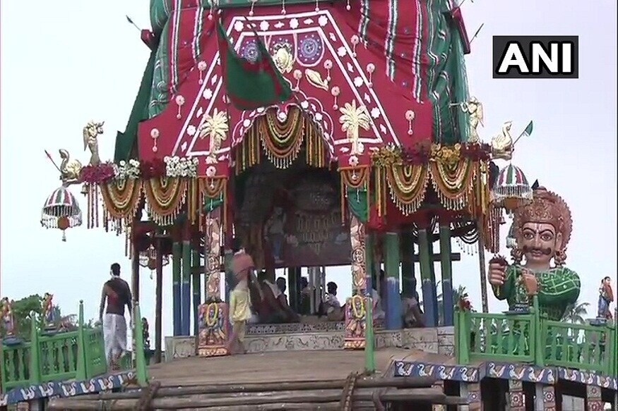 રાજ્યના પોલીસ મહાનિર્દેશકે જણાવ્યું કે સમગ્ર જિલ્લામાં કર્ફ્યૂ જેવો બંધ લાગુ કરવામાં આવ્યો છે. સાથે જ પુરીના તમામ પ્રવેશ બિંદુને સીલ કરવામાં આવ્યા છે. વધુમાં યાત્રામાં જોડાયેલા વહાનને છોડ અન્ય કોઇ વહાનને નીકળવા પર પ્રતિબંધ મૂકવામાં આવ્યો છે. સાથે જ પોલીસની 50થી વધુ ટુકડી આ વ્યવસ્થાને બનાવી રાખવામાં માટે તૈનાત કર્યા છે. રાજ્યના પોલીસ મહાનિર્દેશકે જણાવ્યું કે સમગ્ર જિલ્લામાં કર્ફ્યૂ જેવો બંધ લાગુ કરવામાં આવ્યો છે. સાથે જ પુરીના તમામ પ્રવેશ બિંદુને સીલ કરવામાં આવ્યા છે. વધુમાં યાત્રામાં જોડાયેલા વહાનને છોડ અન્ય કોઇ વહાનને નીકળવા પર પ્રતિબંધ મૂકવામાં આવ્યો છે. સાથે જ પોલીસની 50થી વધુ ટુકડી આ વ્યવસ્થાને બનાવી રાખવામાં માટે તૈનાત કર્યા છે.