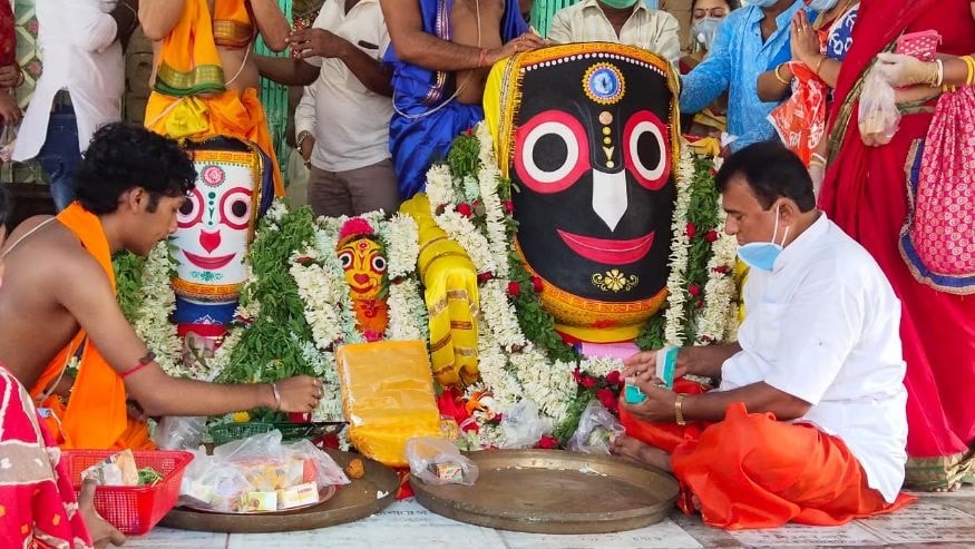 ઓડિસ્સાના પુરીમાં ભગવાન જગન્નાથ (Jagannath Rath Yatra)ની રથયાત્રા આજે નીકળી છે. રથયાત્રાના 2500 વર્ષ જૂના ઇતિહાસમાં આજે પહેલી વાર તેવું બન્યું છે કે ભગવાન જગન્નાથના ભક્તો ઘરમાં છે અને પ્રભુ નગરયાત્રા કરી રહ્યા છે. કોરોના મહામારી (Covid 19 Pendemic)ના કારણે હાલ પુરીમાં બુધવાર બપોરે 2 વાગ્યા સુધી સંપૂર્ણ લોકડાઉન જાહેર કરવામાં આવ્યું છે. (Image: Abir Ghoshal) ઓડિસ્સાના પુરીમાં ભગવાન જગન્નાથ (Jagannath Rath Yatra)ની રથયાત્રા આજે નીકળી છે. રથયાત્રાના 2500 વર્ષ જૂના ઇતિહાસમાં આજે પહેલી વાર તેવું બન્યું છે કે ભગવાન જગન્નાથના ભક્તો ઘરમાં છે અને પ્રભુ નગરયાત્રા કરી રહ્યા છે. કોરોના મહામારી (Covid 19 Pendemic)ના કારણે હાલ પુરીમાં બુધવાર બપોરે 2 વાગ્યા સુધી સંપૂર્ણ લોકડાઉન જાહેર કરવામાં આવ્યું છે. (Image: Abir Ghoshal)