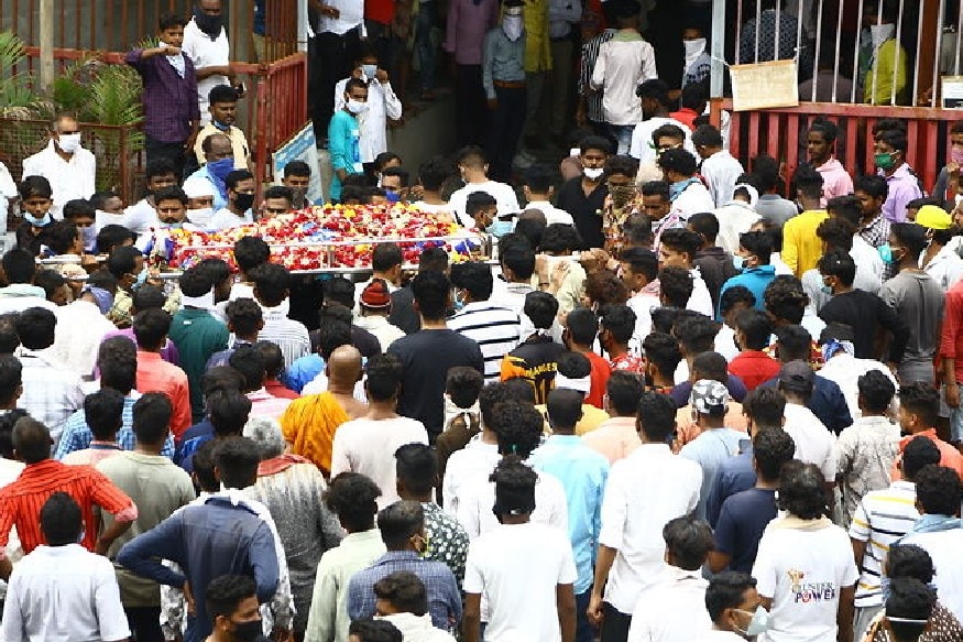કાલુએ ઉઘરાણી ચાલુ રાખતા ટીનીયાએ કુખ્યાત પ્રવિણ રાઉત ગેંગના સુભાષ માલીયાને વાત કરી હતી. સુભાષે કાલુ સાથે ફોન ઉપર વાત કરી હતી. પરંતુ તે દરમિયાન બંને વચ્ચે ગરમાગરમી થતા નિવેડો આવ્યો ન હતો. કહેવાય છે કે તે સમયગાળામાં જ ટીનીયાને ત્યાં સ્ટેટ વિજીલન્સની રેડ પડી હતી. આ રેડ કાલુએ કરાવી હોવાની ટીનીયાને આશંકા હતી. જોકે, કાલુ રસ્તામાંથી હટી જાય તો રૂપિયા 18 લાખ આપવા ન પડે સાથે દારૂનો તમામ વેપાર પણ તેના હાથમાં આવી જાય તેવું વિચારીને તેણે પ્રવીણ રાઉત મારફથે કાલુ પાસે દારૂના વેપાર માટે 15 લાખની ખંડણી માંગી હતી. કાલુએ ઉઘરાણી ચાલુ રાખતા ટીનીયાએ કુખ્યાત પ્રવિણ રાઉત ગેંગના સુભાષ માલીયાને વાત કરી હતી. સુભાષે કાલુ સાથે ફોન ઉપર વાત કરી હતી. પરંતુ તે દરમિયાન બંને વચ્ચે ગરમાગરમી થતા નિવેડો આવ્યો ન હતો. કહેવાય છે કે તે સમયગાળામાં જ ટીનીયાને ત્યાં સ્ટેટ વિજીલન્સની રેડ પડી હતી. આ રેડ કાલુએ કરાવી હોવાની ટીનીયાને આશંકા હતી. જોકે, કાલુ રસ્તામાંથી હટી જાય તો રૂપિયા 18 લાખ આપવા ન પડે સાથે દારૂનો તમામ વેપાર પણ તેના હાથમાં આવી જાય તેવું વિચારીને તેણે પ્રવીણ રાઉત મારફથે કાલુ પાસે દારૂના વેપાર માટે 15 લાખની ખંડણી માંગી હતી.