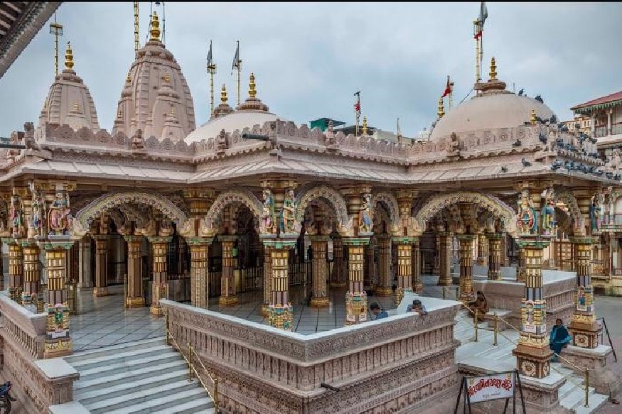 પ્રણવ પટેલ, અમદાવાદ : સમગ્ર ગુજરાતમાં આઠ જૂનથી મંદિરો (Religion Places) ખોલવાની પરવાનગી આપી છે પરંતુ કેટલાક મંદિરો હજુ પણ ખુલ્લા નથી. તેવામાં કાલુપુર સ્વામિનારાયણ મંદિર (Kalupur Swaminarayan Temple) તરફથી હરિભક્તો માટે મહત્વપૂર્ણ નિર્ણય કરાયો છે કે મંદિરમાં પ્રવેશ કરતી વખતે સેનિટાઇઝરનો ઉપયોગ નહીં કરવામાં આવે. આલ્કોહોલવાળા સેનિટાઇઝર (Alcohol Base Hand Sanitizer)ના સ્થાને દેશી પદ્ધતિ મિશ્રણ તૈયાર કરીને અથવા સાબુ (Soap) અને પાણીથી હાથ ધોઇને મંદિરમાં પ્રવેશ અપાશે. પ્રણવ પટેલ, અમદાવાદ : સમગ્ર ગુજરાતમાં આઠ જૂનથી મંદિરો (Religion Places) ખોલવાની પરવાનગી આપી છે પરંતુ કેટલાક મંદિરો હજુ પણ ખુલ્લા નથી. તેવામાં કાલુપુર સ્વામિનારાયણ મંદિર (Kalupur Swaminarayan Temple) તરફથી હરિભક્તો માટે મહત્વપૂર્ણ નિર્ણય કરાયો છે કે મંદિરમાં પ્રવેશ કરતી વખતે સેનિટાઇઝરનો ઉપયોગ નહીં કરવામાં આવે. આલ્કોહોલવાળા સેનિટાઇઝર (Alcohol Base Hand Sanitizer)ના સ્થાને દેશી પદ્ધતિ મિશ્રણ તૈયાર કરીને અથવા સાબુ (Soap) અને પાણીથી હાથ ધોઇને મંદિરમાં પ્રવેશ અપાશે.