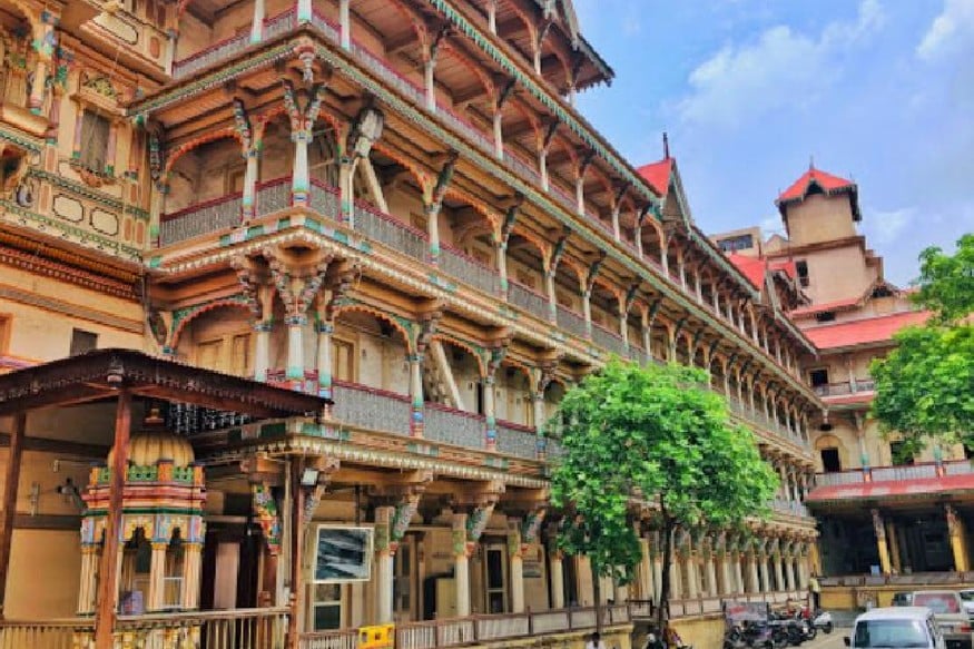 આ અંગે ન્યૂઝ18 ગુજરાતી સાથે વાતચીતમાં જાણિતા તબિબ ડૉક્ટર પ્રવિણ ગર્ગે જણાવ્યું હતુ કે, "મંદિર તરફથી લેવાયો નિર્ણય વખાવણા લાયક છે. કારણ કે બજારમાં હાલ જે સેનિટાઇઝર મળી રહ્યા છે તેમાં આલ્કોહોલનું પ્રમાણ ઓછામાં ઓછું 60 ટકા હોય છે. આવું હોય તો જ સેનિટાઇઝર યોગ્ય રીતે કામ કરે છે. મંદિર તરફથી જે દેશી પદ્ધતિનો ઉપયોગ કરાઇ રહ્યો છે તેના કરતા સાબુ-પાણીથી જો યોગ્ય રીતે હાથ ધોવાના આવે તો તેનો ઉપચાર યોગ્ય થશે. સનિટાઇઝરનો અર્થ એ છે કે હાથના રહેલા કોવિડ-19ના કિટાણુંને મારી નાખવા. સાબુથી હાથ ધોવાથી હાથ યોગ્ય રીતે સાફ થાય છે તેમજ કિટાણુંઓ પણ મરી જાય છે. કાલપુરુ મંદિર તરફથી જે નિર્ણય લેવામાં આવ્યો છે તે બરાબર છે. અન્ય મંદિરોએ પણ શક્ય હોય તો આ પદ્ધતિનો ઉપયોગ કરવો જોઇએ." આ અંગે ન્યૂઝ18 ગુજરાતી સાથે વાતચીતમાં જાણિતા તબિબ ડૉક્ટર પ્રવિણ ગર્ગે જણાવ્યું હતુ કે, "મંદિર તરફથી લેવાયો નિર્ણય વખાવણા લાયક છે. કારણ કે બજારમાં હાલ જે સેનિટાઇઝર મળી રહ્યા છે તેમાં આલ્કોહોલનું પ્રમાણ ઓછામાં ઓછું 60 ટકા હોય છે. આવું હોય તો જ સેનિટાઇઝર યોગ્ય રીતે કામ કરે છે. મંદિર તરફથી જે દેશી પદ્ધતિનો ઉપયોગ કરાઇ રહ્યો છે તેના કરતા સાબુ-પાણીથી જો યોગ્ય રીતે હાથ ધોવાના આવે તો તેનો ઉપચાર યોગ્ય થશે. સનિટાઇઝરનો અર્થ એ છે કે હાથના રહેલા કોવિડ-19ના કિટાણુંને મારી નાખવા. સાબુથી હાથ ધોવાથી હાથ યોગ્ય રીતે સાફ થાય છે તેમજ કિટાણુંઓ પણ મરી જાય છે. કાલપુરુ મંદિર તરફથી જે નિર્ણય લેવામાં આવ્યો છે તે બરાબર છે. અન્ય મંદિરોએ પણ શક્ય હોય તો આ પદ્ધતિનો ઉપયોગ કરવો જોઇએ."