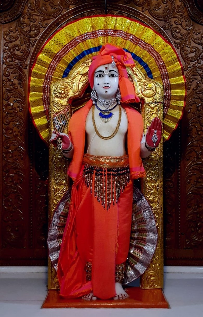 નોંધનીય છે કે મંદિર તરફથી કહેવામાં આવ્યું છે કે, સેનિટાઇઝરમાં 70 ટકા આલ્કોહોલ આવતું હોવાથી મંદિર તરફથી તેનો ઉપયોગ નહીં કરવાનો નિર્ણય કરવામાં આવ્યો છે. તેના બદલે પરિસરને જંતુરહિત કરવા માટે દેશી પદ્ધતિનો ઉપયોગ કરવામાં આવશે. જેમાં સાબુ પાણી, લીમડાના પાન, લીમડાનો રસ, ફટકડી, કપૂર વગેરેમાંથી મિશ્રણ તૈયાર કરવામાં આવશે. આ મિશ્રણનો ઉપયોગ સેનિટાઇઝર તરીકે કરવામાં આવશે. બજારમાં મળતા સેનિટાઇઝરમાં આલ્કોહોલ આવતું હોવાથી ભક્તો મૂંઝવણ અનુભવતા હતા, જેના અનુસંધાને આ નિર્ણય કરાયો છે. મળતી માહિતી પ્રમાણે કાલુપુર સ્વામિનારાયણ મંદિરના તાબા હેઠળ આવતા તમામ મંદિરોમાં સેનિટાઇઝરનો ઉપયોગ નહીં કરવાનો નિર્ણય લેવાયો છે. આ સાથે જ મંદિર તરફથી કહેવામાં આવ્યું છે કે સરકાર તરફથી આપવામાં આવેલી તમામ માર્ગદર્શિકાનું પાલન કરવામાં આવશે. નોંધનીય છે કે મંદિર તરફથી કહેવામાં આવ્યું છે કે, સેનિટાઇઝરમાં 70 ટકા આલ્કોહોલ આવતું હોવાથી મંદિર તરફથી તેનો ઉપયોગ નહીં કરવાનો નિર્ણય કરવામાં આવ્યો છે. તેના બદલે પરિસરને જંતુરહિત કરવા માટે દેશી પદ્ધતિનો ઉપયોગ કરવામાં આવશે. જેમાં સાબુ પાણી, લીમડાના પાન, લીમડાનો રસ, ફટકડી, કપૂર વગેરેમાંથી મિશ્રણ તૈયાર કરવામાં આવશે. આ મિશ્રણનો ઉપયોગ સેનિટાઇઝર તરીકે કરવામાં આવશે. બજારમાં મળતા સેનિટાઇઝરમાં આલ્કોહોલ આવતું હોવાથી ભક્તો મૂંઝવણ અનુભવતા હતા, જેના અનુસંધાને આ નિર્ણય કરાયો છે. મળતી માહિતી પ્રમાણે કાલુપુર સ્વામિનારાયણ મંદિરના તાબા હેઠળ આવતા તમામ મંદિરોમાં સેનિટાઇઝરનો ઉપયોગ નહીં કરવાનો નિર્ણય લેવાયો છે. આ સાથે જ મંદિર તરફથી કહેવામાં આવ્યું છે કે સરકાર તરફથી આપવામાં આવેલી તમામ માર્ગદર્શિકાનું પાલન કરવામાં આવશે.