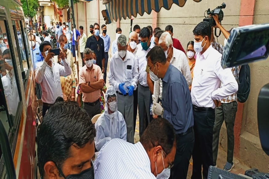 મયૂર માકડિયા, અમદાવાદ : અમદાવાદ શહેરમાં કોરોના વાયરસની વણસેલી સ્થિતિને જોતા કેન્દ્રીય સ્વાસ્થ્ય ટીમે ધામા નાખ્યા છે. કેન્દ્રીય સ્વાસ્થ્ય સચિવ લવ કુમાર અગ્રવાલે શહેરના જુદા જુદા વિસ્તારોમાં કેન્દ્રની તેમજ અમદાવાદ મ્યુનિસિપિલ કોર્પોરેશનની ટીમ સાથે મુલાકાત લીધી હતી. તેમણે એમએમસીની ટીમનો ઉઘડો લીધો હતો. તેમણે કેટલાક સવાલો પૂછ્યા હતા. દરમિયાન એક બિલ્ડીંગમાંથી મે મહિનામાંથી કેસ આવતા હોવ છતાં જૂનાં કન્ટેનમેન્ટ ઝોન જાહેર કરાતા ડૉ.અગ્રવાલ નારાજ થયા હતા. મયૂર માકડિયા, અમદાવાદ : અમદાવાદ શહેરમાં કોરોના વાયરસની વણસેલી સ્થિતિને જોતા કેન્દ્રીય સ્વાસ્થ્ય ટીમે ધામા નાખ્યા છે. કેન્દ્રીય સ્વાસ્થ્ય સચિવ લવ કુમાર અગ્રવાલે શહેરના જુદા જુદા વિસ્તારોમાં કેન્દ્રની તેમજ અમદાવાદ મ્યુનિસિપિલ કોર્પોરેશનની ટીમ સાથે મુલાકાત લીધી હતી. તેમણે એમએમસીની ટીમનો ઉઘડો લીધો હતો. તેમણે કેટલાક સવાલો પૂછ્યા હતા. દરમિયાન એક બિલ્ડીંગમાંથી મે મહિનામાંથી કેસ આવતા હોવ છતાં જૂનાં કન્ટેનમેન્ટ ઝોન જાહેર કરાતા ડૉ.અગ્રવાલ નારાજ થયા હતા.