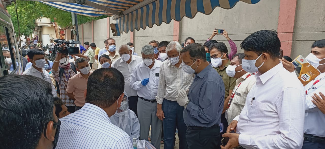 કેન્દ્રીય આરોગ્ય વિભાગની ટીમે મહાનગર પાલિક આરોગ્ય અનેક પ્રશ્નો પૂછતાં તેના યોગ્ય જવાબ ન આપી શક્યા. તેમણે એ.એમ.સી.ના અધિકારી ભાવિન સોલંકીની જોરદાર ઝાટકણી કાઢી હતી. સેટેલાઈટ સેન્ટર ને માઇક્રો કન્ટેનમેન ઝોન જાહેર કરવામાં આવ્યો છે 'આ ફ્લેટમાં મે મહિનાથી કેસ આવતા હતા તો 19મી જૂને છેકે કન્ટેઇનમેન્ટ ઝોન કેમ જાહેર કર્યો?' અમદાવદામાં વકરેલા કોરોનાથી કેન્દ્રીય સ્વાસ્થ્ય સચિવ નારાજ 28 મે એ કેસ આવ્યો તો આટલા મોડા કેમ પડ્યા ? આ ઝોનને કોણ મેનેજ કરે છે ? પહેલા તમે કેમ કન્ટેઈનમેન્ટ ઝોન તરીકે ડિકલેર કર્યો, કેન્દ્રીય આરોગ્ય વિભાગની ટીમે મહાનગર પાલિક આરોગ્ય અનેક પ્રશ્નો પૂછતાં તેના યોગ્ય જવાબ ન આપી શક્યા. તેમણે એ.એમ.સી.ના અધિકારી ભાવિન સોલંકીની જોરદાર ઝાટકણી કાઢી હતી. સેટેલાઈટ સેન્ટર ને માઇક્રો કન્ટેનમેન ઝોન જાહેર કરવામાં આવ્યો છે 'આ ફ્લેટમાં મે મહિનાથી કેસ આવતા હતા તો 19મી જૂને છેકે કન્ટેઇનમેન્ટ ઝોન કેમ જાહેર કર્યો?' અમદાવદામાં વકરેલા કોરોનાથી કેન્દ્રીય સ્વાસ્થ્ય સચિવ નારાજ 28 મે એ કેસ આવ્યો તો આટલા મોડા કેમ પડ્યા ? આ ઝોનને કોણ મેનેજ કરે છે ? પહેલા તમે કેમ કન્ટેઈનમેન્ટ ઝોન તરીકે ડિકલેર કર્યો,