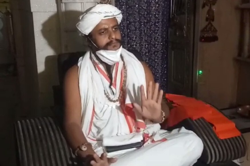 સરસપુરના મહંતે અન્નજળ ત્યાગ અને આત્મદાહની ચીમકી ઊચ્ચારી : અમદાવાદની રથયાત્રા મામલે બુધવારે સરસપુર મંદિરના મહંત લક્ષ્મણદાસજી મહારાજે (Saraspur Temple Priest Laxmandas Ji) અન્નજળ ત્યાગ કરવાની વાત સાથે આત્મદાહ કરવાની ચીમકી પણ ઉચ્ચારી હતી. તેઓએ કહ્યું હતું કે, જો સરકાર ઇચ્છતી તો અમદાવાદમાં રથયાત્રા નીકળી શકી હોત. રથયાત્રા નથી નીકળી ત્યારે સરકારે રાજીનામું ધરી દેવું જોઈએ. સરસપુરના મહંતે અન્નજળ ત્યાગ અને આત્મદાહની ચીમકી ઊચ્ચારી : અમદાવાદની રથયાત્રા મામલે બુધવારે સરસપુર મંદિરના મહંત લક્ષ્મણદાસજી મહારાજે (Saraspur Temple Priest Laxmandas Ji) અન્નજળ ત્યાગ કરવાની વાત સાથે આત્મદાહ કરવાની ચીમકી પણ ઉચ્ચારી હતી. તેઓએ કહ્યું હતું કે, જો સરકાર ઇચ્છતી તો અમદાવાદમાં રથયાત્રા નીકળી શકી હોત. રથયાત્રા નથી નીકળી ત્યારે સરકારે રાજીનામું ધરી દેવું જોઈએ.