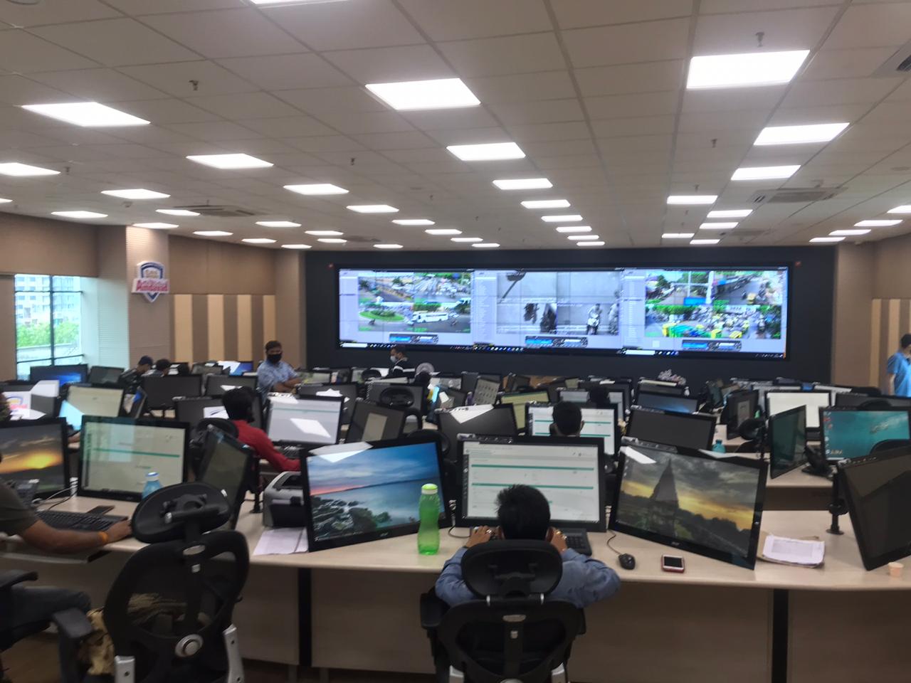 આ ઉપરાત એએમસી દ્વારા સ્માર્ટ સિટી પ્રોજેકટ અંતર્ગત ટ્રાફિક જંકશન પર લાગેલા 3 હજાર CCTV કેમેરા મારફતે મોનિટરીંગ કરી માસ્ક ન પહેરલ વાહન ચાલક ને ઇ મેમો ઇશ્યુ કરવાની કામગીરી 8 જૂનથી શરૂ કરવામાં આવી છે . જે અંતર્ગત 820 જેટલા વાહનચાલકોને ઇ મેમો ઇશ્યુ કરવામાં આવેલ છે આ ઉપરાત એએમસી દ્વારા સ્માર્ટ સિટી પ્રોજેકટ અંતર્ગત ટ્રાફિક જંકશન પર લાગેલા 3 હજાર CCTV કેમેરા મારફતે મોનિટરીંગ કરી માસ્ક ન પહેરલ વાહન ચાલક ને ઇ મેમો ઇશ્યુ કરવાની કામગીરી 8 જૂનથી શરૂ કરવામાં આવી છે . જે અંતર્ગત 820 જેટલા વાહનચાલકોને ઇ મેમો ઇશ્યુ કરવામાં આવેલ છે