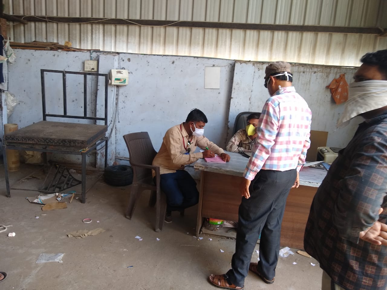 શહેરમાં ફરતા વાહન ચાલકો , દુકાનદારો , પાન મસાલાના ગલ્લાઓ વગેરે સ્થળો પર સઘન ચેકીંગ હાથ ધરવામાં આવ્યું હતુ . અને દંડ વસૂલ કરવાની કાર્યવાહી કરવામાં આવેલ હતી . આ ઝૂંબેશ અંતર્ગત એએમસી દ્વારા 70,486 જેટલા ઇસમો પાસેથી કુલ રૂપિયા 60 લાખ 29 હજાર જેટલી દંડના રકમની વસૂલ કરવામાં આવી છે. શહેરમાં ફરતા વાહન ચાલકો , દુકાનદારો , પાન મસાલાના ગલ્લાઓ વગેરે સ્થળો પર સઘન ચેકીંગ હાથ ધરવામાં આવ્યું હતુ . અને દંડ વસૂલ કરવાની કાર્યવાહી કરવામાં આવેલ હતી . આ ઝૂંબેશ અંતર્ગત એએમસી દ્વારા 70,486 જેટલા ઇસમો પાસેથી કુલ રૂપિયા 60 લાખ 29 હજાર જેટલી દંડના રકમની વસૂલ કરવામાં આવી છે.