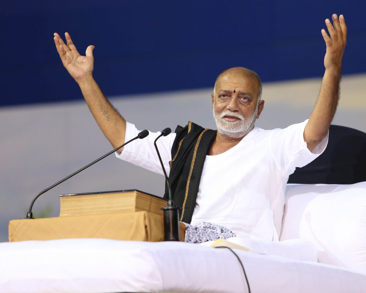 કાલવાડ પોલીસ સ્ટેશનમાં ફરિયાદ નોંધાવનાર સૌરભ રાધવેન્દ્ર આચાર્ય મહારાજ પોતાને રધુનાથ ધામ રામનુજ આશ્રમના પીઠાધીશ્વર જણાવે છે. વળી સોમવારે પ્રેસવાર્તાના માધ્યમથી પણ સૌરભ રાધવેન્દ્ર આર્ચાર્યે મીડિયાની સામે પોતાની આ વાત રાખી છે. અને આ મામલે પોતાનો વિરોધ નોંધાવ્યો હતો. જો કે હવે પોલીસ ફરિયાદ થયા પછી આવનારા સમયમાં કથાકાર મોરારિ બાપુની મુશ્કેલીઓ વધી શકે છે તેમ લાગે છે. કાલવાડ પોલીસ સ્ટેશનમાં ફરિયાદ નોંધાવનાર સૌરભ રાધવેન્દ્ર આચાર્ય મહારાજ પોતાને રધુનાથ ધામ રામનુજ આશ્રમના પીઠાધીશ્વર જણાવે છે. વળી સોમવારે પ્રેસવાર્તાના માધ્યમથી પણ સૌરભ રાધવેન્દ્ર આર્ચાર્યે મીડિયાની સામે પોતાની આ વાત રાખી છે. અને આ મામલે પોતાનો વિરોધ નોંધાવ્યો હતો. જો કે હવે પોલીસ ફરિયાદ થયા પછી આવનારા સમયમાં કથાકાર મોરારિ બાપુની મુશ્કેલીઓ વધી શકે છે તેમ લાગે છે.