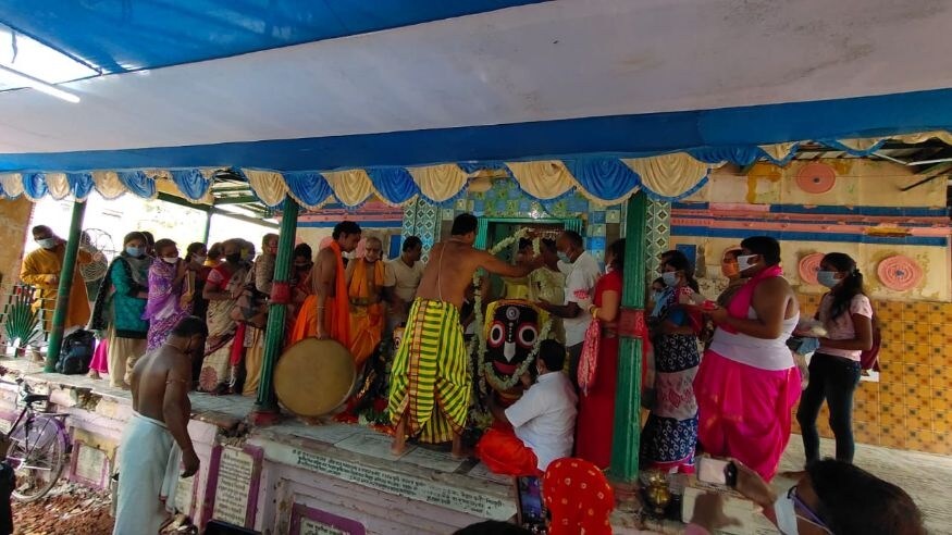જગન્નાથ રથયાત્રાની શરૂઆત 9 વાગ્યાથી થઇ હતી. સવારે સૌથી પહેલા ભગવાન જગન્નાથ, બલભદ્ર અને સુભદ્રા દેવીને ખિચડીનો ભોગ લગાવાયો અને પછી ગર્ભગૃહથી લાવીને તેમને રથમાં બિરાજમાન કરવામાં આવ્યા.(Image: Abir Ghoshal) જગન્નાથ રથયાત્રાની શરૂઆત 9 વાગ્યાથી થઇ હતી. સવારે સૌથી પહેલા ભગવાન જગન્નાથ, બલભદ્ર અને સુભદ્રા દેવીને ખિચડીનો ભોગ લગાવાયો અને પછી ગર્ભગૃહથી લાવીને તેમને રથમાં બિરાજમાન કરવામાં આવ્યા.(Image: Abir Ghoshal)