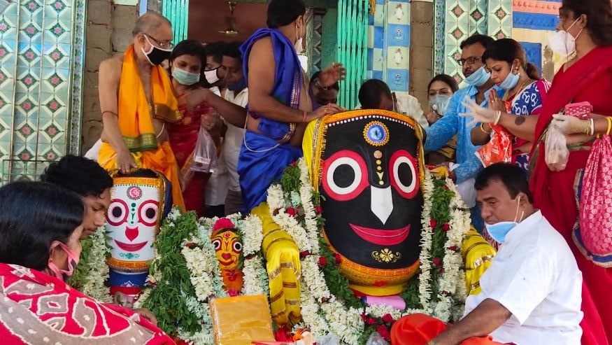 વળી આ રથ નિર્માણ લાકડીની પસંદગી વસંત પંચમી પર કરવામાં આવે છે. રથના જે લાકડીનો ઉપયોગ થાય છે તેને દારૂ કહે છે. આ રથ માટે લાકડીની પસંદગી કરવાની જવાબદારી જગન્નાથ મંદિરની એક ખાસ સમિતિને સોંપવામાં આવી છે. વળી આ રથ નિર્માણ લાકડીની પસંદગી વસંત પંચમી પર કરવામાં આવે છે. રથના જે લાકડીનો ઉપયોગ થાય છે તેને દારૂ કહે છે. આ રથ માટે લાકડીની પસંદગી કરવાની જવાબદારી જગન્નાથ મંદિરની એક ખાસ સમિતિને સોંપવામાં આવી છે.