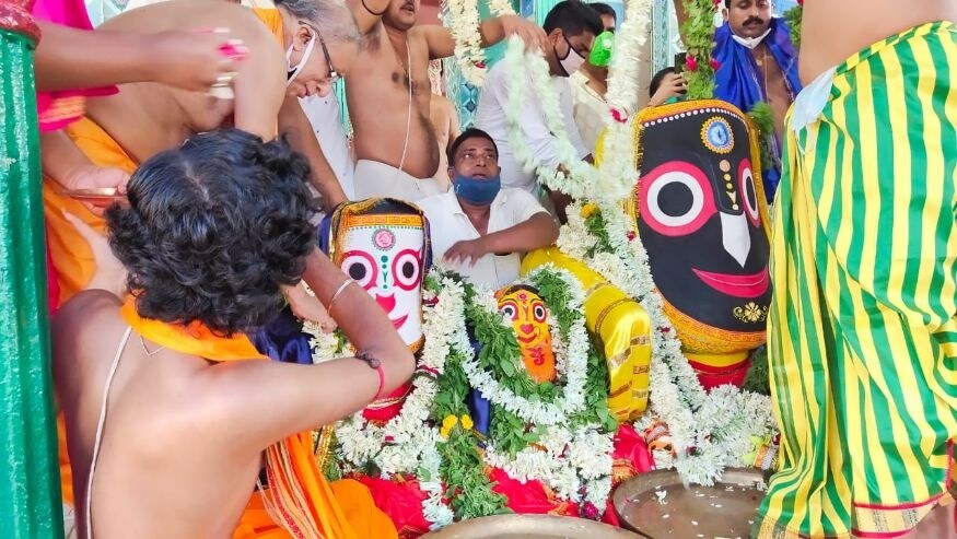 ઉલ્લેખનીય છે કે 9 દિવસ ચાલતી આ રથયાત્રા ઉત્સવમાં ભગવાન જગન્નાથ, તેમના મોટા ભાઇ બલભદ્ર અને બહેને સુભદ્રાની સાથે રથમાં સવાર થઇને મંદિરથી અઢી કિલોમીટર દૂર પોતાની માસીના ઘર ગુંડિચા મંદિર જાય છે અને અહીં સાત દિવસ વિશ્રામ કરે છે. તે પછી તે આઠમા દિવસે ફરી મુખ્ય મંદિર પાછા ફરે છે. (Image: Abir Ghoshal) ઉલ્લેખનીય છે કે 9 દિવસ ચાલતી આ રથયાત્રા ઉત્સવમાં ભગવાન જગન્નાથ, તેમના મોટા ભાઇ બલભદ્ર અને બહેને સુભદ્રાની સાથે રથમાં સવાર થઇને મંદિરથી અઢી કિલોમીટર દૂર પોતાની માસીના ઘર ગુંડિચા મંદિર જાય છે અને અહીં સાત દિવસ વિશ્રામ કરે છે. તે પછી તે આઠમા દિવસે ફરી મુખ્ય મંદિર પાછા ફરે છે. (Image: Abir Ghoshal)