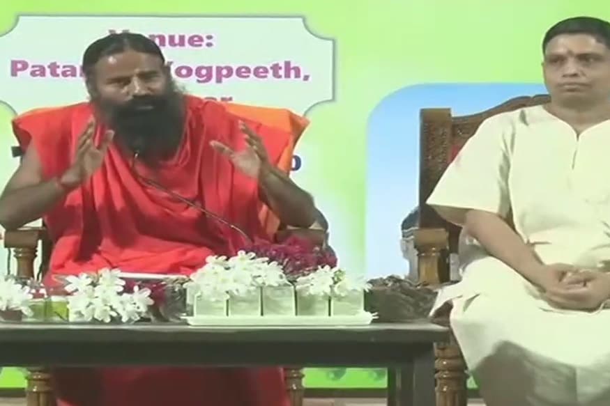 આચાર્ય બાલકૃષ્ણ મુજબ, દવ્ય કોરોનીલ ટેબ્લેટમાં સામેલ અશ્વગંધા કોવિડ-19ના આરબીડીને માનવ શરીરના એસીઈથી મળવા નથી દેતી. તેનાથી સંક્રમિત માનવ શરીરની સ્વસ્થ કોશિકાઓમાં પ્રવેશ નથી કરી શકતી. બીજી તરફ ગિલયો પણ સંક્રમણ થતાં રોકે છે. તુલસીના કમ્પાઉન્ડ કોવિડ-19ના આરએનએ-પોલીમરીજ પર અટેક કરી તેના ગુણાંકમાં વૃદ્ધિ કરવાના દરને રોકી દેવા ઉપરાંત તેનું સતત સેવન કરવાથી તે ખતમ પણ થઈ જાય છે. બીજી તરફ શ્વસારિ ફેફસાના સોજાને ઓછી કરવામાં મદદ કરે છે. આચાર્ય બાલકૃષ્ણ મુજબ, દવ્ય કોરોનીલ ટેબ્લેટમાં સામેલ અશ્વગંધા કોવિડ-19ના આરબીડીને માનવ શરીરના એસીઈથી મળવા નથી દેતી. તેનાથી સંક્રમિત માનવ શરીરની સ્વસ્થ કોશિકાઓમાં પ્રવેશ નથી કરી શકતી. બીજી તરફ ગિલયો પણ સંક્રમણ થતાં રોકે છે. તુલસીના કમ્પાઉન્ડ કોવિડ-19ના આરએનએ-પોલીમરીજ પર અટેક કરી તેના ગુણાંકમાં વૃદ્ધિ કરવાના દરને રોકી દેવા ઉપરાંત તેનું સતત સેવન કરવાથી તે ખતમ પણ થઈ જાય છે. બીજી તરફ શ્વસારિ ફેફસાના સોજાને ઓછી કરવામાં મદદ કરે છે.