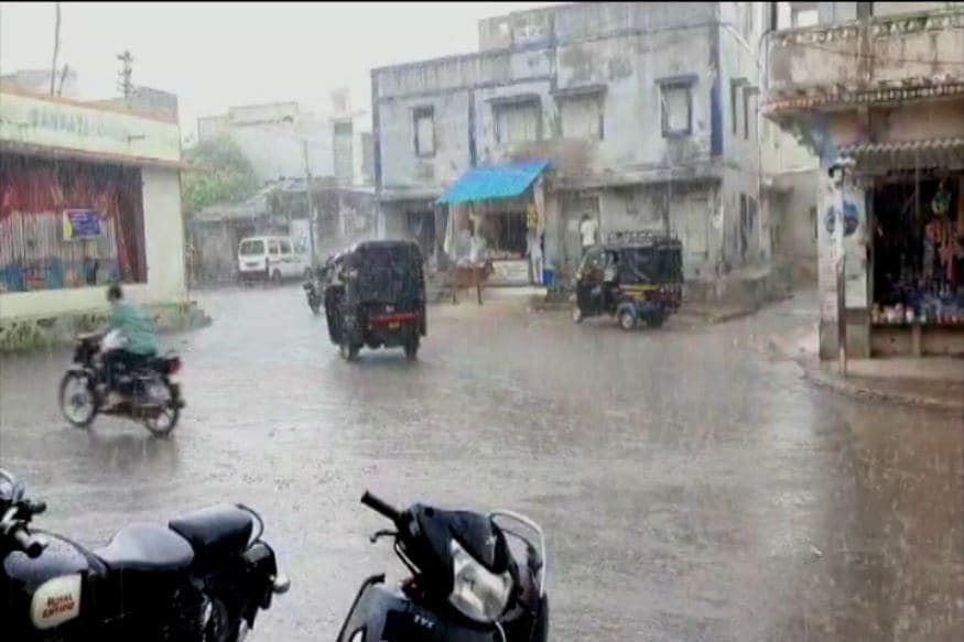 અમદાવાદ : ગુજરાતમાં છેલ્લા પાંચેક દિવસથી રાજ્યના કેટલાક ભાગોમાં સતત વરસાદ વરસી રહ્યો છે. ત્યારે શનિવારે મોડી સાંજે અને રાતે પણ રાજ્યના કેટલાક વિસ્તારોમાં સૂસવાટાભેર પવન સાથે વરસાદ પડયો હતો. આ સાથે હવામાન વિભાગની આગાહી પ્રમાણે, રાજ્યનાં કેટલાક વિસ્તારોમાં હજી 11મી તારીખ સુધી પવન સાથે વરસાદ પડવાની આગાહી કરવામાં આવી છે. અમદાવાદ : ગુજરાતમાં છેલ્લા પાંચેક દિવસથી રાજ્યના કેટલાક ભાગોમાં સતત વરસાદ વરસી રહ્યો છે. ત્યારે શનિવારે મોડી સાંજે અને રાતે પણ રાજ્યના કેટલાક વિસ્તારોમાં સૂસવાટાભેર પવન સાથે વરસાદ પડયો હતો. આ સાથે હવામાન વિભાગની આગાહી પ્રમાણે, રાજ્યનાં કેટલાક વિસ્તારોમાં હજી 11મી તારીખ સુધી પવન સાથે વરસાદ પડવાની આગાહી કરવામાં આવી છે.