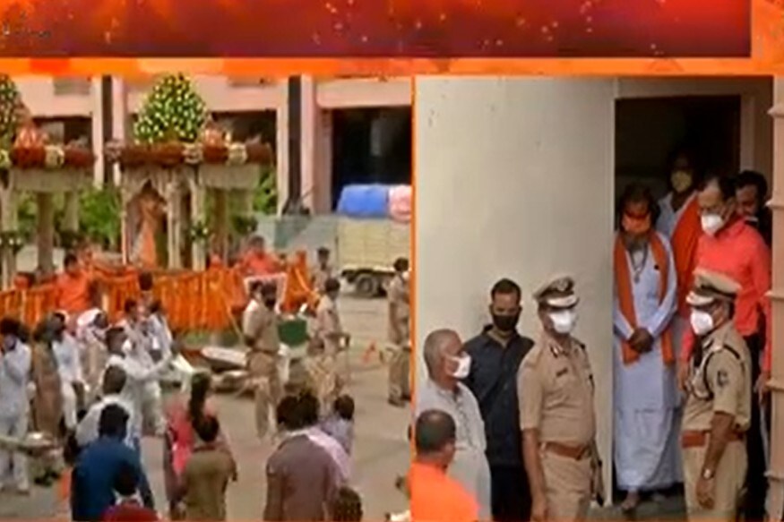 મંદિર ખાતે દર્શન માટે આવતા ભક્તોને એક ગેટમાંથી પ્રવેશ આપવામાં આવે છે. મંદિર બહાર પાંચ જેટલી ભજન મંડળીઓ હાજર છે. જે અંદર ન પ્રવેશે તે માટે પોલીસે બેરિકેટિંગ કરી દીધું છે. ભક્તો અંદર પ્રવેશે ત્યાં પણ પોલીસે બેરિકેટિંગ કરી દીધું છે. ભક્તો રથની બાજુમાં ન જાય તેવી પણ વ્યવસ્થા કરવામાં આવી છે. મંદિર ખાતે દર્શન માટે આવતા ભક્તોને એક ગેટમાંથી પ્રવેશ આપવામાં આવે છે. મંદિર બહાર પાંચ જેટલી ભજન મંડળીઓ હાજર છે. જે અંદર ન પ્રવેશે તે માટે પોલીસે બેરિકેટિંગ કરી દીધું છે. ભક્તો અંદર પ્રવેશે ત્યાં પણ પોલીસે બેરિકેટિંગ કરી દીધું છે. ભક્તો રથની બાજુમાં ન જાય તેવી પણ વ્યવસ્થા કરવામાં આવી છે.