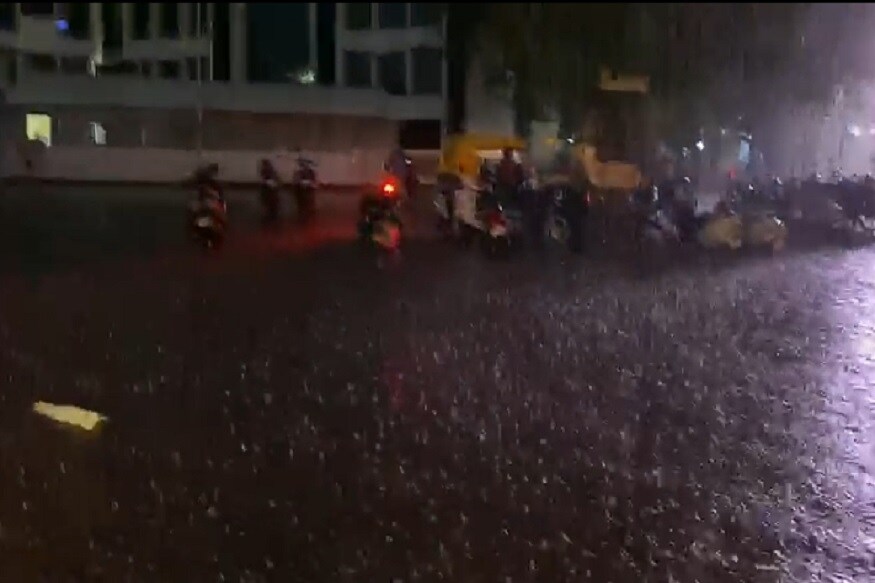 અમદાવાદઃ નિસર્ગ વાવાઝોડાની (Nisarga cyclone) અસરના પગલે ગુજરાતમાં સૌરાષ્ટ્ર અને દક્ષિણ ગુજરાતના અનેક વિસ્તારોમાં ભારે પવન સાથે વરસાદ પડ્યો હતો. જોકે, નિસર્ગ વાવાઝોડાની અસર અમદાવાદમાં (Ahmedabad) થઈ હતી. શુક્રવારે મોડી સાંજે અમદાવાદના વાતાવરણમાં અચાનક પલટો (change in the atmosphere) થયો હતો. વાતાવરણમાં આવેલા અચાનક પલટાના પગલે વાવાતરણમાં ઠંડ પ્રસરી હતી. અને મોડી સાંજે ભારે પવન સાથે વરસાદ પડ્યો હતો. વીજળીના કડાકા ભડાકા થતાં ઉનાળામાં પણ ચોમાસા જેવો માહોલ સર્જાયો હતો. આ સાથે અમદાવાદ શહેરમાં સરેરાશ અડધો ઈંચ વરસાદ પડ્યો હતો. જ્યારે સરખેજમાં બે ઇંચ વરસાદ પડ્યો હતો. અમદાવાદઃ નિસર્ગ વાવાઝોડાની (Nisarga cyclone) અસરના પગલે ગુજરાતમાં સૌરાષ્ટ્ર અને દક્ષિણ ગુજરાતના અનેક વિસ્તારોમાં ભારે પવન સાથે વરસાદ પડ્યો હતો. જોકે, નિસર્ગ વાવાઝોડાની અસર અમદાવાદમાં (Ahmedabad) થઈ હતી. શુક્રવારે મોડી સાંજે અમદાવાદના વાતાવરણમાં અચાનક પલટો (change in the atmosphere) થયો હતો. વાતાવરણમાં આવેલા અચાનક પલટાના પગલે વાવાતરણમાં ઠંડ પ્રસરી હતી. અને મોડી સાંજે ભારે પવન સાથે વરસાદ પડ્યો હતો. વીજળીના કડાકા ભડાકા થતાં ઉનાળામાં પણ ચોમાસા જેવો માહોલ સર્જાયો હતો. આ સાથે અમદાવાદ શહેરમાં સરેરાશ અડધો ઈંચ વરસાદ પડ્યો હતો. જ્યારે સરખેજમાં બે ઇંચ વરસાદ પડ્યો હતો.