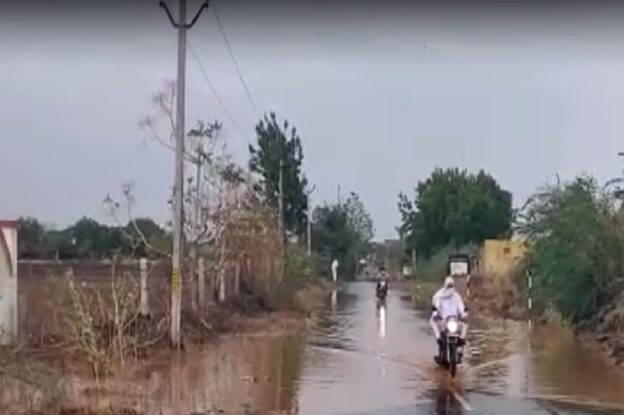અમદાવાદ : વાવાઝોડું નિસર્ગ (Cyclone Nisarg) નિસર્ગ અરબી સમુદ્રમાં ચક્કરડા ભમ્મરડા લઈ રહ્યું છે ત્યારે તેની અસર શરૂ થઈ ગઈ છે. રાજ્યના સૌરાષ્ટ્રના ત્રણ જિલ્લામાં આ અસરના કારણે વરસાદ ખાબક્યો છે અને ખેડૂતોને કેસર કેરીના પાકમાં નુકશાની થઈ છે. દરમિયાન અમરેલીના સાવરકુંડલામાં વીજળી પડતા 16 બકરીના મોત થઈ ગયા છે. અમદાવાદ : વાવાઝોડું નિસર્ગ (Cyclone Nisarg) નિસર્ગ અરબી સમુદ્રમાં ચક્કરડા ભમ્મરડા લઈ રહ્યું છે ત્યારે તેની અસર શરૂ થઈ ગઈ છે. રાજ્યના સૌરાષ્ટ્રના ત્રણ જિલ્લામાં આ અસરના કારણે વરસાદ ખાબક્યો છે અને ખેડૂતોને કેસર કેરીના પાકમાં નુકશાની થઈ છે. દરમિયાન અમરેલીના સાવરકુંડલામાં વીજળી પડતા 16 બકરીના મોત થઈ ગયા છે.