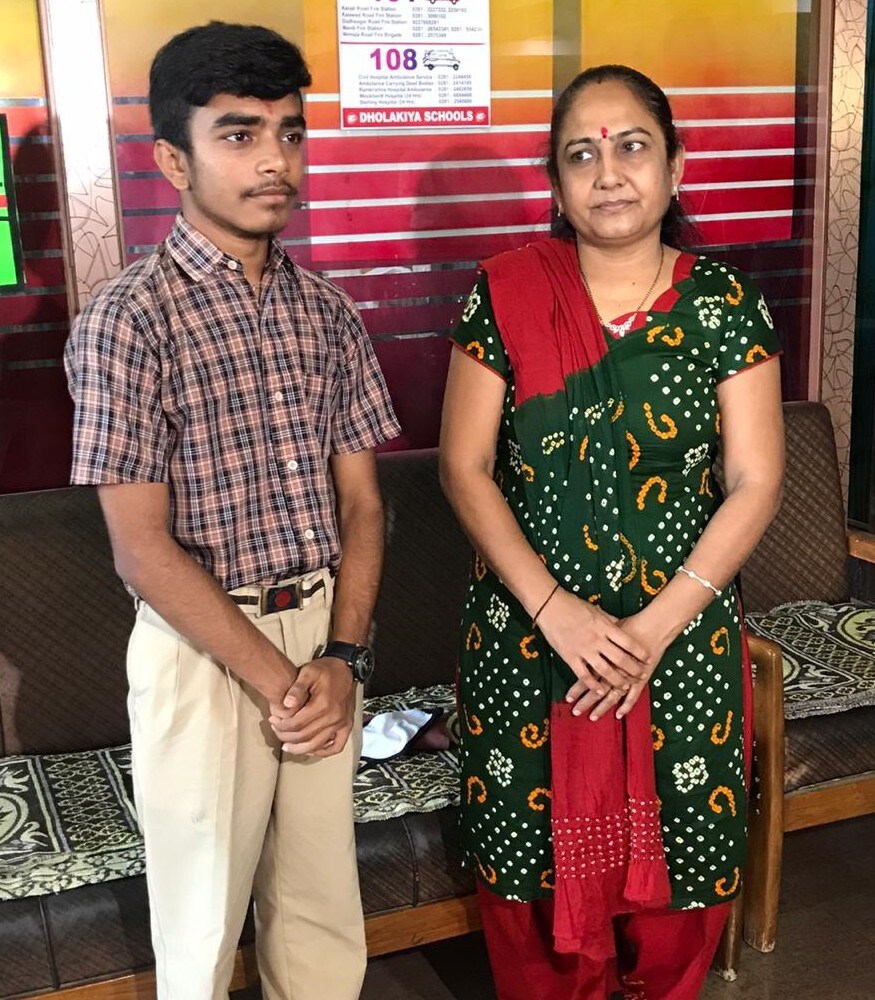 માતાપિતાની મદદથી અને દીકરાની અભ્યાસની ધગશને કારણે આજે પુત્ર દીપ હિંગરાજીયા બોર્ડ બીજા નંબર પર આવ્યો છે. પુત્રના સારા પરિણામથી આજે માત ની આંખોમાં આંસુ આવી ગયા હતા. પુત્રનું સીએ બનવાનું સપનું પૂરું કરવા માતાપિતા દિવસ અને રાત મહેનત કરી પુત્રને અભ્યાસ કરવામાં મદદરૂપ થતા હતા. માતાપિતાની મદદથી અને દીકરાની અભ્યાસની ધગશને કારણે આજે પુત્ર દીપ હિંગરાજીયા બોર્ડ બીજા નંબર પર આવ્યો છે. પુત્રના સારા પરિણામથી આજે માત ની આંખોમાં આંસુ આવી ગયા હતા. પુત્રનું સીએ બનવાનું સપનું પૂરું કરવા માતાપિતા દિવસ અને રાત મહેનત કરી પુત્રને અભ્યાસ કરવામાં મદદરૂપ થતા હતા.