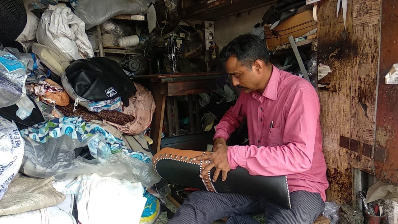 જેનું પરિણામ આજે પ્રતિકે ખૂબ સારું લઈ આવી માતા પિતાનું નામ રોશન કર્યું છે. પ્રતિકને તેના અભ્યાસ માટે સ્કૂલના શિક્ષકો પર જ આધાર રાખવો પડતો હતો. જોકે સ્કૂલ ના શિક્ષકો દ્વારા પણ પ્રતિકને તમામ મુશ્કેલીઓ નો હલ કરી મહેનત કરાવતા હતા. જેનું પરિણામ આજે પ્રતિકે ખૂબ સારું લઈ આવી માતા પિતાનું નામ રોશન કર્યું છે. પ્રતિકને તેના અભ્યાસ માટે સ્કૂલના શિક્ષકો પર જ આધાર રાખવો પડતો હતો. જોકે સ્કૂલ ના શિક્ષકો દ્વારા પણ પ્રતિકને તમામ મુશ્કેલીઓ નો હલ કરી મહેનત કરાવતા હતા.