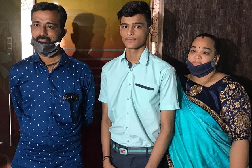 હરીન માત્રાવાડિયા, રાજકોટ : અથાગ પરિશ્રમનું પરિણામ ઉત્તમ જ હોઈ છે અને આ કહેવતને રાજકોટના પ્રતિક ચૌહાણે સાર્થક કરી છે. રાજકોટની ધોળકિયા સ્કૂલમાં અભ્યાસ કરતા પ્રતિક ચૌહાણને ધોરણ 12 સામાન્ય પ્રવાહમાં બોર્ડમાં પ્રથમ સ્થાન પ્રાપ્ત કર્યું છે. એટલે કે 99.99 પીઆર પ્રાપ્ત કરી પરિવાર તથા સ્કૂલનું નામ પણ રોશન કર્યું છે. હરીન માત્રાવાડિયા, રાજકોટ : અથાગ પરિશ્રમનું પરિણામ ઉત્તમ જ હોઈ છે અને આ કહેવતને રાજકોટના પ્રતિક ચૌહાણે સાર્થક કરી છે. રાજકોટની ધોળકિયા સ્કૂલમાં અભ્યાસ કરતા પ્રતિક ચૌહાણને ધોરણ 12 સામાન્ય પ્રવાહમાં બોર્ડમાં પ્રથમ સ્થાન પ્રાપ્ત કર્યું છે. એટલે કે 99.99 પીઆર પ્રાપ્ત કરી પરિવાર તથા સ્કૂલનું નામ પણ રોશન કર્યું છે.