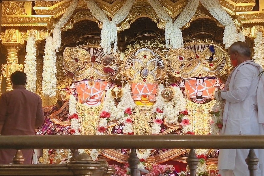 દિપીકા ખુમાણ, અમદાવાદ : ભગવાન જગન્નાથ જી ની 143 મી રથયાત્રા નહિ યોજાય પરંતુ તેના બદલે જગન્નાથ મંદિરમાં ભગવાન ના રથ ને ફેરવવામાં આવશે. રથયાત્રા પહેલા આજે ભગવાન ની સોનાવેશ ની વિધિ કરવામાં આવી હતી. વર્ષમાં એક વાર ભગવાન ને સોના ના મુગટ સોનાના હાર પહેરાવવા માં આવે છે જેનો લહાવો લેવા ભક્તો.મોટી સંખ્યામાં મંદિર આવતા હોય છે પરંતુ કોરોના વાયરસ ની.મહા મારી વચ્ચે મંદિરમાં ભકતો વિના આજે સોનાવેશ ના દર્શન કરાવવામાં આવ્યા હતા. જે બાદ ભગવાનની સોનાવેશ આરતી પણ કરવામાં આવી હતી. દિપીકા ખુમાણ, અમદાવાદ : ભગવાન જગન્નાથ જી ની 143 મી રથયાત્રા નહિ યોજાય પરંતુ તેના બદલે જગન્નાથ મંદિરમાં ભગવાન ના રથ ને ફેરવવામાં આવશે. રથયાત્રા પહેલા આજે ભગવાન ની સોનાવેશ ની વિધિ કરવામાં આવી હતી. વર્ષમાં એક વાર ભગવાન ને સોના ના મુગટ સોનાના હાર પહેરાવવા માં આવે છે જેનો લહાવો લેવા ભક્તો.મોટી સંખ્યામાં મંદિર આવતા હોય છે પરંતુ કોરોના વાયરસ ની.મહા મારી વચ્ચે મંદિરમાં ભકતો વિના આજે સોનાવેશ ના દર્શન કરાવવામાં આવ્યા હતા. જે બાદ ભગવાનની સોનાવેશ આરતી પણ કરવામાં આવી હતી.