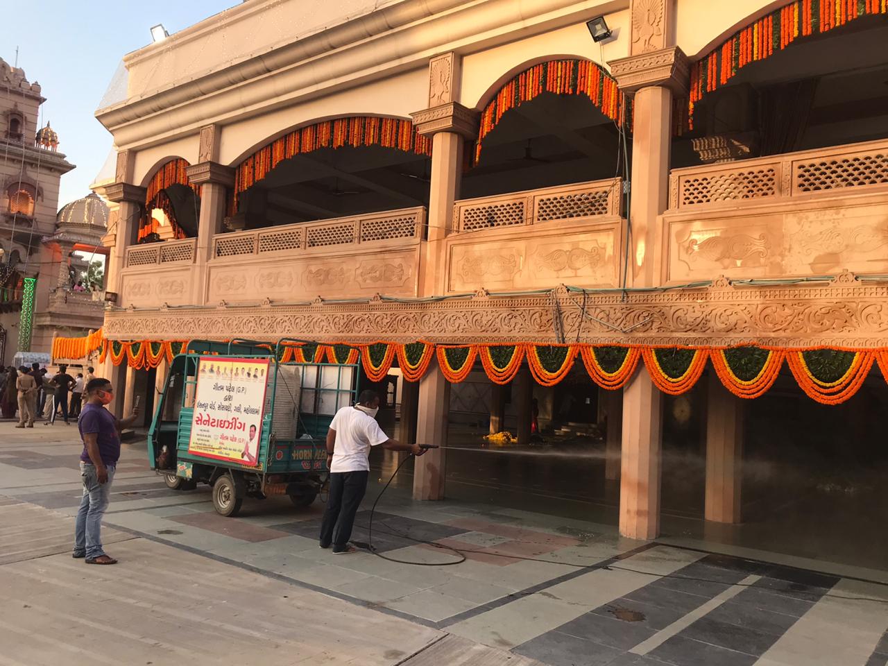 સવારના સમયે ત્રણ ગજરાજ સહિત 16 જેટલા ગજરાજ ની પૂજા કરવામાં આવી જ્યાં તમામ ગજરાજ ને માલ પુઆ અને કેળા પણ ખવડાવવામાં આવ્યા હતા. તો તમામ ગજરાજ મંદિરમાં મસ્તીના મૂડમાં પણ જોવા મળ્યા હતા. સવારના સમયે ત્રણ ગજરાજ સહિત 16 જેટલા ગજરાજ ની પૂજા કરવામાં આવી જ્યાં તમામ ગજરાજ ને માલ પુઆ અને કેળા પણ ખવડાવવામાં આવ્યા હતા. તો તમામ ગજરાજ મંદિરમાં મસ્તીના મૂડમાં પણ જોવા મળ્યા હતા.