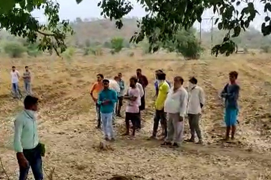 રેખા જીવ બચાવવા માટે બાજુમાં રહેતા રાજેન્દ્ર રાજપૂતના ઘરે દોડી ગઈ હતી. આ દરમિયાન રાજેન્દ્રભાઈ રેખાને બચાવવા દોડ્યા હતા પરંતુ રાહુલે કહેલો તીક્ષ્ણ હથિયારનો ઘા રેખાના ગળા પર લાગી ગયો હતો. જે બાદમાં રેખા ત્યાં જ ફસડાઈને પડી ગઈ હતી. બનાવ બાદ 108ની મદદથી રેખાને સારવાર માટે ખસેડવામાં આવી હતી. જોકે, શરીરમાંથી લોહી વહી જતાં રસ્તામાં જ રેખાનું નિધન થઈ ગયું હતું. રેખા જીવ બચાવવા માટે બાજુમાં રહેતા રાજેન્દ્ર રાજપૂતના ઘરે દોડી ગઈ હતી. આ દરમિયાન રાજેન્દ્રભાઈ રેખાને બચાવવા દોડ્યા હતા પરંતુ રાહુલે કહેલો તીક્ષ્ણ હથિયારનો ઘા રેખાના ગળા પર લાગી ગયો હતો. જે બાદમાં રેખા ત્યાં જ ફસડાઈને પડી ગઈ હતી. બનાવ બાદ 108ની મદદથી રેખાને સારવાર માટે ખસેડવામાં આવી હતી. જોકે, શરીરમાંથી લોહી વહી જતાં રસ્તામાં જ રેખાનું નિધન થઈ ગયું હતું.