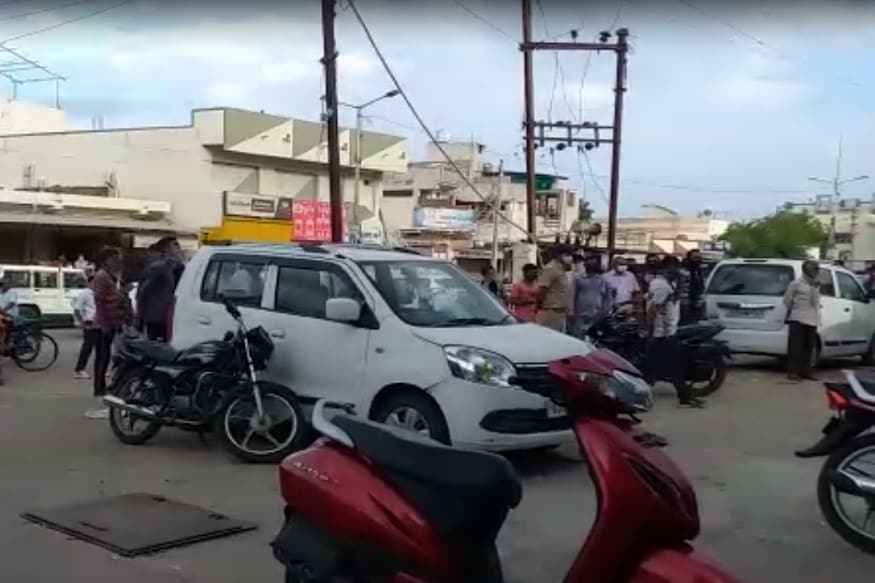 દરમિયાન તપાસઅધિકારીએ પત્રકારોને જણાવ્યું હતું કે યુવાનના ગળામાં જે છરીનો ઉંડો ઘા છે તે જાતે મારેલો હોય તેવું જણાતું નથી. પ્રાથમિક તપાસમાં યુવતીએ યુવક પર હુમલો કર્યો હોય એવું જણાઈ રહ્યુ છે જોકે, યુવાનના નિવેદન બાદ જ સાચી હકીકત બહાર આવશે. દરમિયાન તપાસઅધિકારીએ પત્રકારોને જણાવ્યું હતું કે યુવાનના ગળામાં જે છરીનો ઉંડો ઘા છે તે જાતે મારેલો હોય તેવું જણાતું નથી. પ્રાથમિક તપાસમાં યુવતીએ યુવક પર હુમલો કર્યો હોય એવું જણાઈ રહ્યુ છે જોકે, યુવાનના નિવેદન બાદ જ સાચી હકીકત બહાર આવશે.