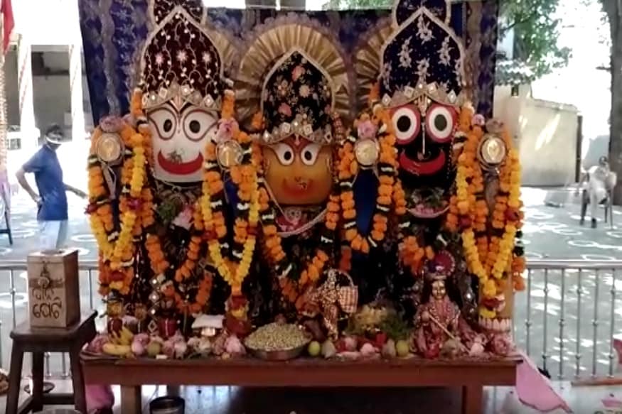 કિર્તેશ પટેલ, સુરત : કોરોનાના કહેરમાં ભગવાન જગન્નાથ પણ બાકાત નથી રહ્યાં. સન 1994થી શરૂ થયેલી જહાંગીરપુરા ઇસ્કોનની રથયાત્રા સતત પચ્ચીસ વર્ષ વિનાવિઘ્ને યોજાયા બાદ આ વર્ષે નહીં નીકળે. જહાંગીરપુરા ઇસ્કોન મંદિર દ્વારા પ્રથમવાર રથયાત્રા ભક્તો વગર ફક્ત મંદિર પરિસારમાં ફરી હતી. રથને ખેંચતા પહેલા બધાએ અનિવાર્યપણે માસ્ક પહેરી પોતાને શુદ્ધ કર્યુ હતું. કિર્તેશ પટેલ, સુરત : કોરોનાના કહેરમાં ભગવાન જગન્નાથ પણ બાકાત નથી રહ્યાં. સન 1994થી શરૂ થયેલી જહાંગીરપુરા ઇસ્કોનની રથયાત્રા સતત પચ્ચીસ વર્ષ વિનાવિઘ્ને યોજાયા બાદ આ વર્ષે નહીં નીકળે. જહાંગીરપુરા ઇસ્કોન મંદિર દ્વારા પ્રથમવાર રથયાત્રા ભક્તો વગર ફક્ત મંદિર પરિસારમાં ફરી હતી. રથને ખેંચતા પહેલા બધાએ અનિવાર્યપણે માસ્ક પહેરી પોતાને શુદ્ધ કર્યુ હતું.