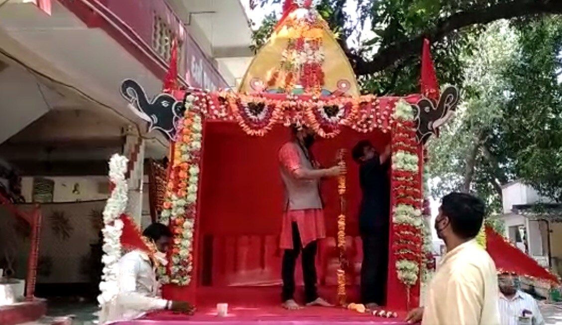 કોરોના વાઈરસને કારણે વર્ષોથી નીકળતી રથયાત્રા મંદિર પરિસરમાં ફરાવવામાં આવી હતી. ખાસ કરીને ૧૯૯૪થી શરૂ થયેલી જહાંગીરપુરા ઈસ્કોન મંદિરની રથયાત્રા મંદિર પરિસરમાં ફરવવામાં આવી હતી. જેમાં પુજારી તેનો પરિવાર, કિર્તન મંડળી અને ટ્રસ્ટી મંડળના સભ્યો ઉપસ્થિત રહ્ના હતા. તમામે માસ્ક પહેરી પોતાને સેનિટાઈઝ કર્યા બાદ ભગવાન જગન્નાથનું રથ ખેચ્યુ હતું. આ તમામ રથયાત્રા ઓનલાઈન ભક્તોએ નિહાળી હતી. અને ભગવાનના દર્શન કર્યા હતા. કોરોના વાઈરસને કારણે વર્ષોથી નીકળતી રથયાત્રા મંદિર પરિસરમાં ફરાવવામાં આવી હતી. ખાસ કરીને ૧૯૯૪થી શરૂ થયેલી જહાંગીરપુરા ઈસ્કોન મંદિરની રથયાત્રા મંદિર પરિસરમાં ફરવવામાં આવી હતી. જેમાં પુજારી તેનો પરિવાર, કિર્તન મંડળી અને ટ્રસ્ટી મંડળના સભ્યો ઉપસ્થિત રહ્ના હતા. તમામે માસ્ક પહેરી પોતાને સેનિટાઈઝ કર્યા બાદ ભગવાન જગન્નાથનું રથ ખેચ્યુ હતું. આ તમામ રથયાત્રા ઓનલાઈન ભક્તોએ નિહાળી હતી. અને ભગવાનના દર્શન કર્યા હતા.