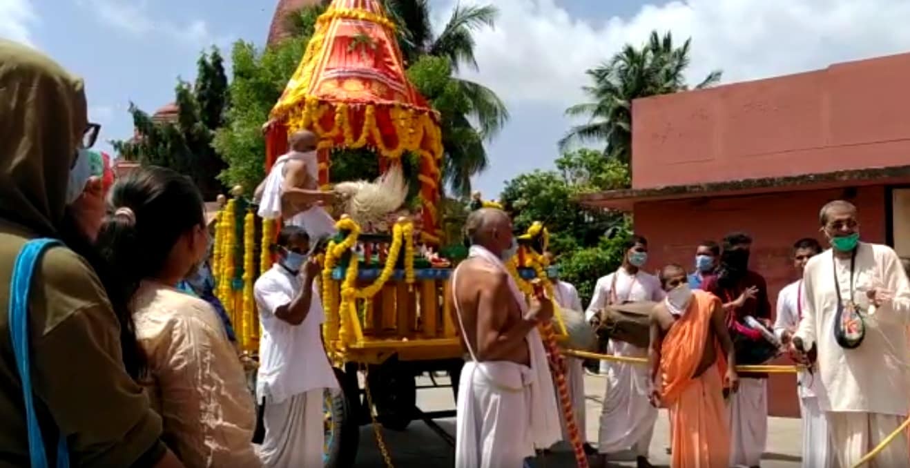આ ઉપરાંત શહેરના અલગ અલગ વિસ્તારોમાંથી ઈસ્કોન મંદિરમાં ભક્તો આવ્યા હતા. મંદિરના ગેટ પાસે જ ઉભા રહીને ભગવાનના દર્શન કરી પાછા ફર્યા હતા. આ ઉપરાંત સુરત શહેરની સૌથી પ્રાચીન ગોડિયાબાવા મંદિરમાં 591 વર્ષમાં પ્રથમવાર રથયાત્રા માત્ર બે શેરીઓ વચ્ચે ફરી પરત પોતાના મુળ સ્થાન પર ગઈ હતી. જેમાં મર્યાદિત સંખ્યામાં ભક્તો ઉપસ્થિત રહ્ના હતા. તેમજ કતારગામ લંકાવિજય હનુમાન મંદિર, પાંડેસરાની રથયાત્રા પણ મંદિર પરિસરમાં ફરી હતી. જેમાં પુજારી સહિતના અમુક ભક્તો ઉપસ્થિત રહ્ના હતા. મંદિર પરિસરમાં બનાવવામાં મૌસીના ઘરમાં જ ભગવાન રહેશે. અને 1લી જુલાઈના રોજ ભગવાન પરત મંદિરમાં પધરામણી કરશે. આ ઉપરાંત શહેરના અલગ અલગ વિસ્તારોમાંથી ઈસ્કોન મંદિરમાં ભક્તો આવ્યા હતા. મંદિરના ગેટ પાસે જ ઉભા રહીને ભગવાનના દર્શન કરી પાછા ફર્યા હતા. આ ઉપરાંત સુરત શહેરની સૌથી પ્રાચીન ગોડિયાબાવા મંદિરમાં 591 વર્ષમાં પ્રથમવાર રથયાત્રા માત્ર બે શેરીઓ વચ્ચે ફરી પરત પોતાના મુળ સ્થાન પર ગઈ હતી. જેમાં મર્યાદિત સંખ્યામાં ભક્તો ઉપસ્થિત રહ્ના હતા. તેમજ કતારગામ લંકાવિજય હનુમાન મંદિર, પાંડેસરાની રથયાત્રા પણ મંદિર પરિસરમાં ફરી હતી. જેમાં પુજારી સહિતના અમુક ભક્તો ઉપસ્થિત રહ્ના હતા. મંદિર પરિસરમાં બનાવવામાં મૌસીના ઘરમાં જ ભગવાન રહેશે. અને 1લી જુલાઈના રોજ ભગવાન પરત મંદિરમાં પધરામણી કરશે.
